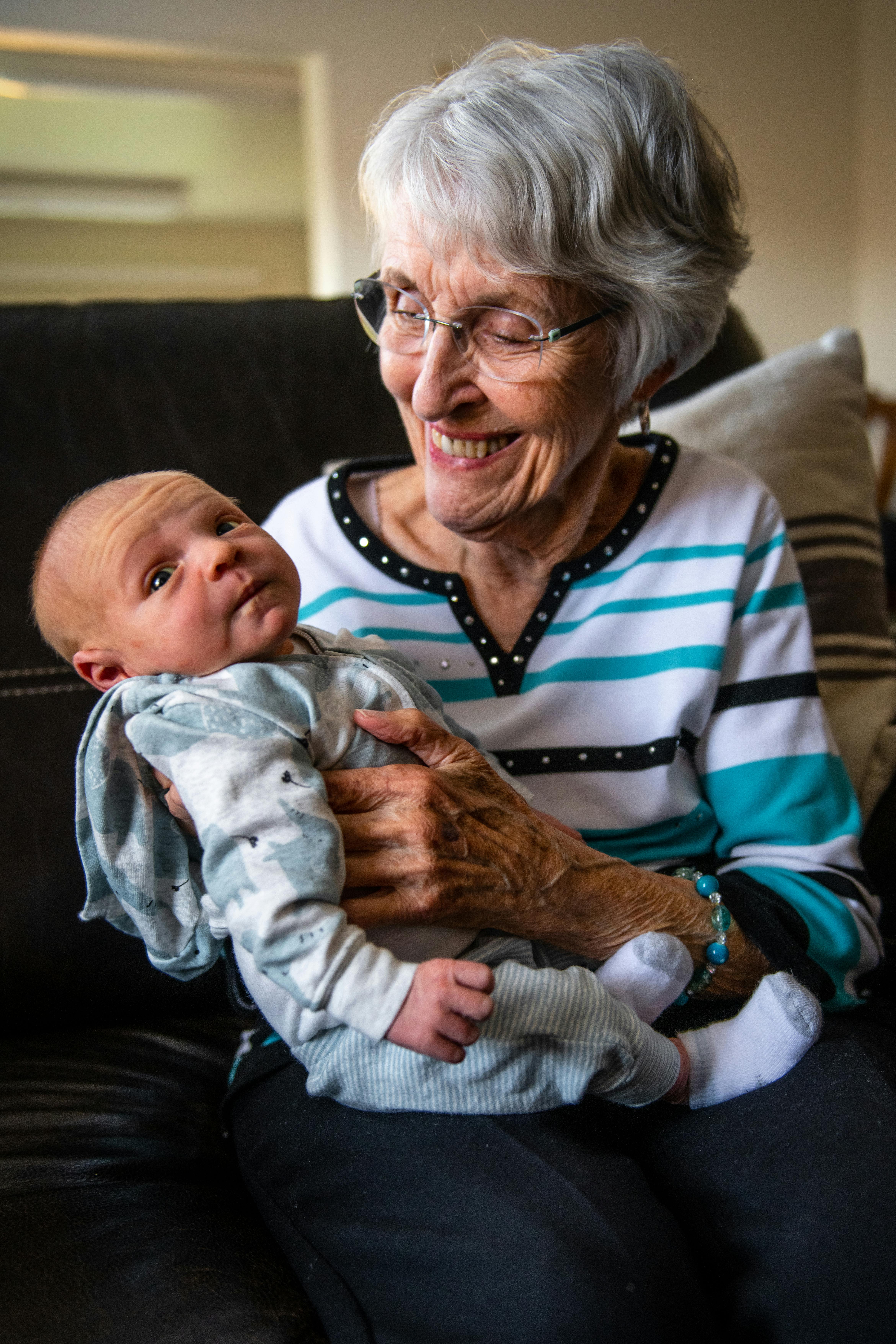 Une femme âgée jouant avec un bébé | Source : Pexels