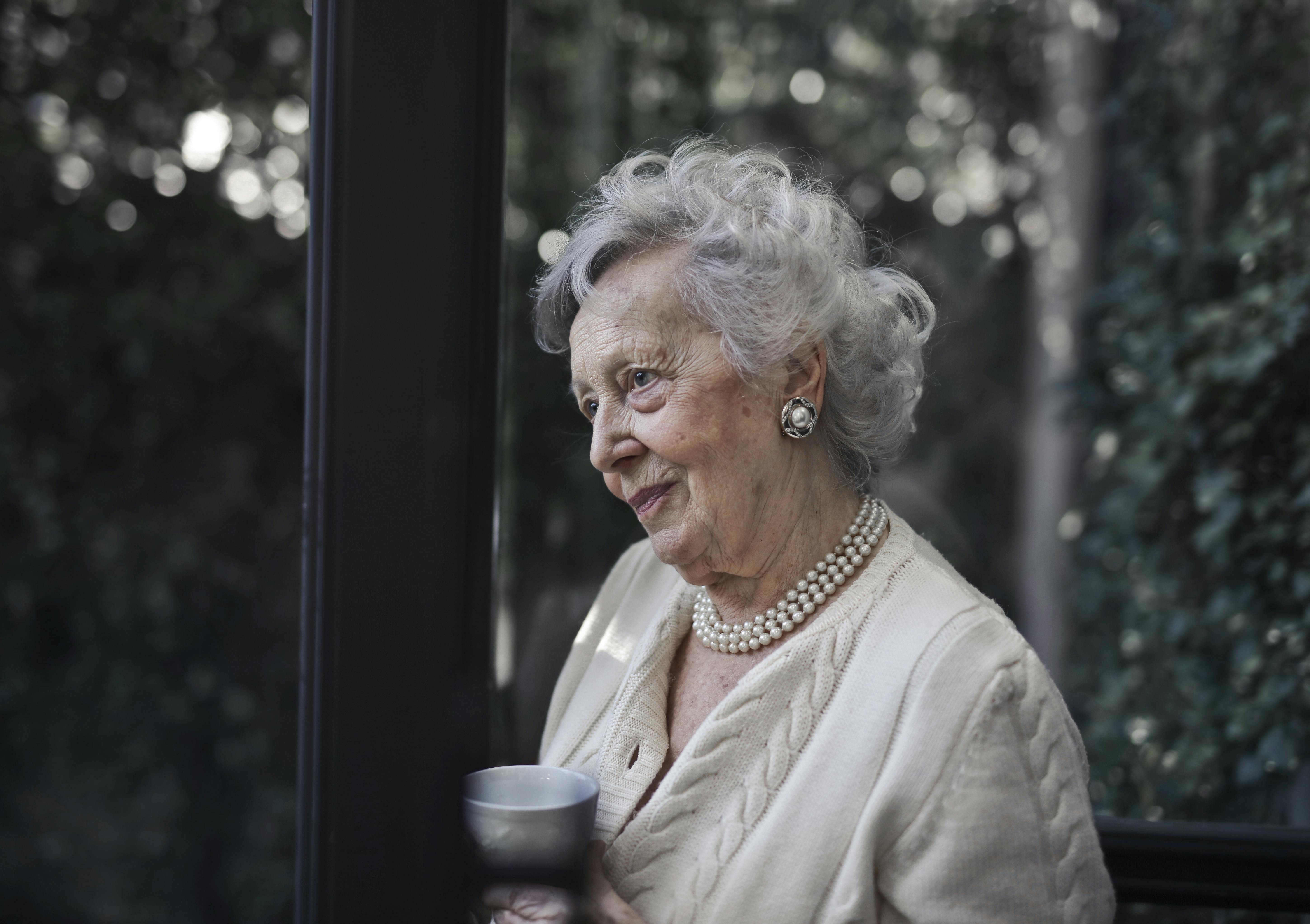 Une dame âgée qui sourit | Source : Pexels