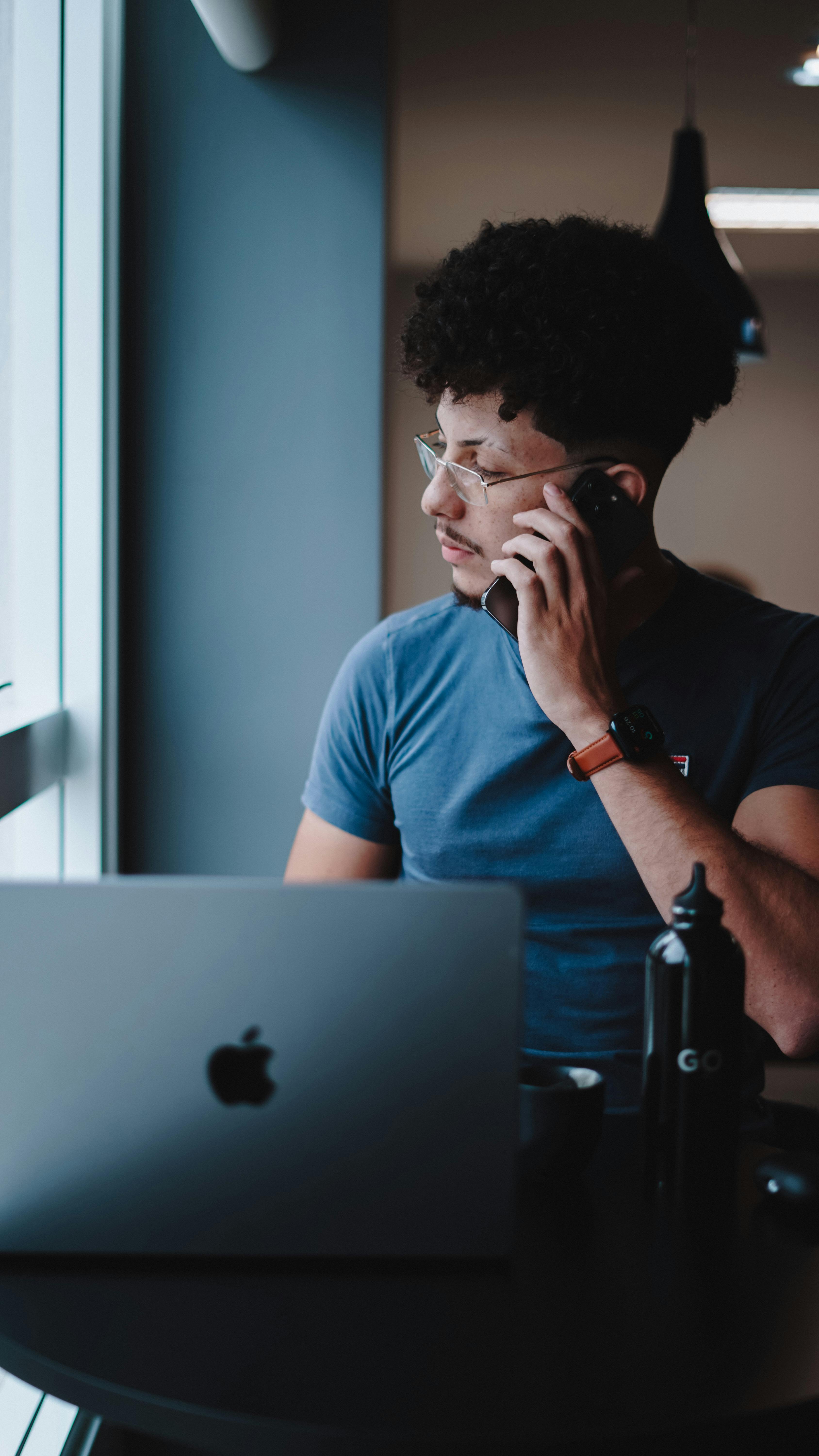 Un homme sérieux qui parle au téléphone | Source : Pexels
