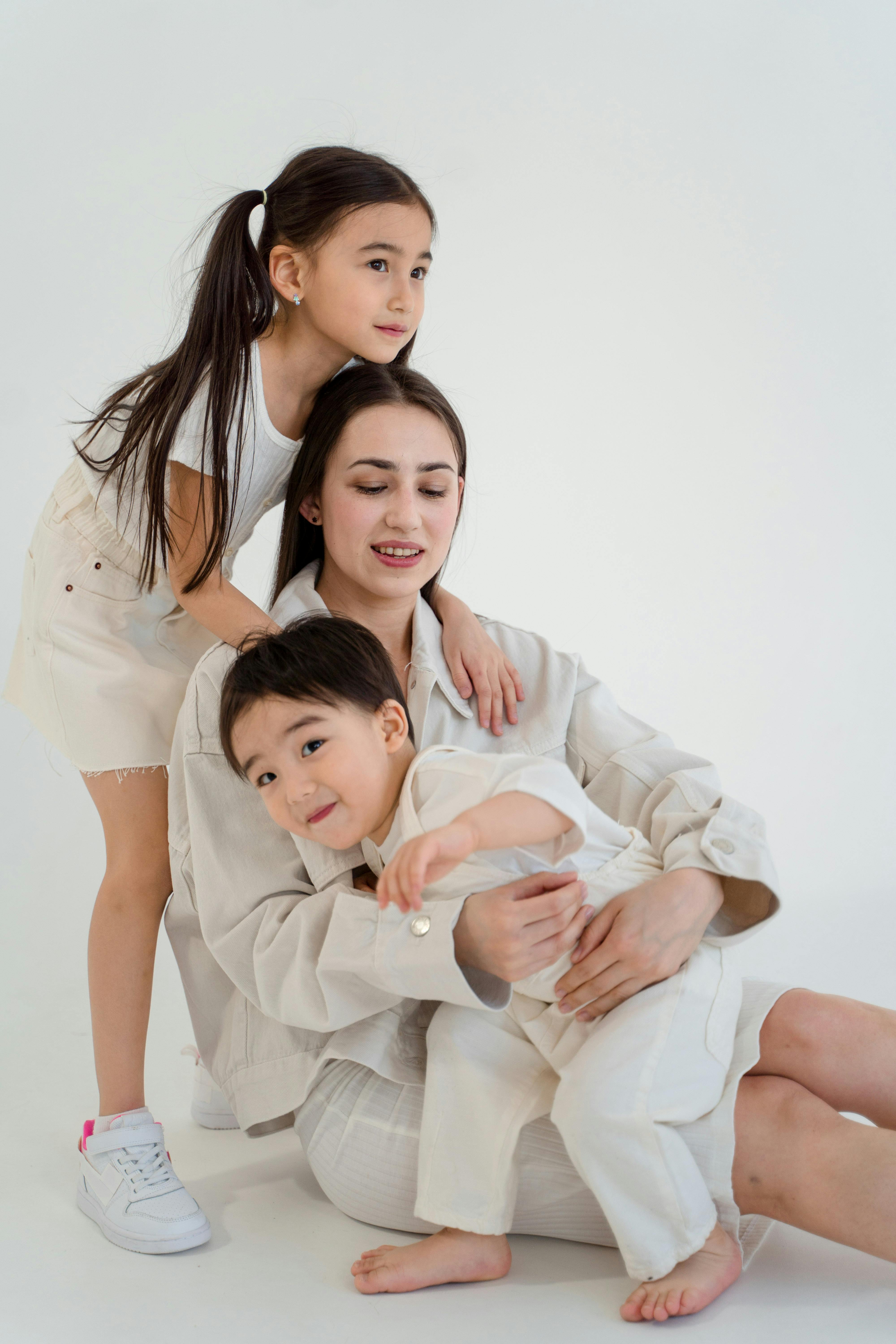 Une mère heureuse avec ses enfants | Source : Pexels