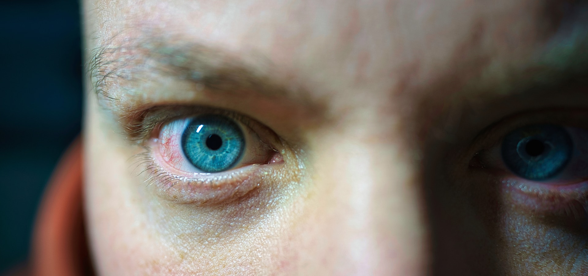 Un homme qui regarde en état de choc | Source : Unsplash