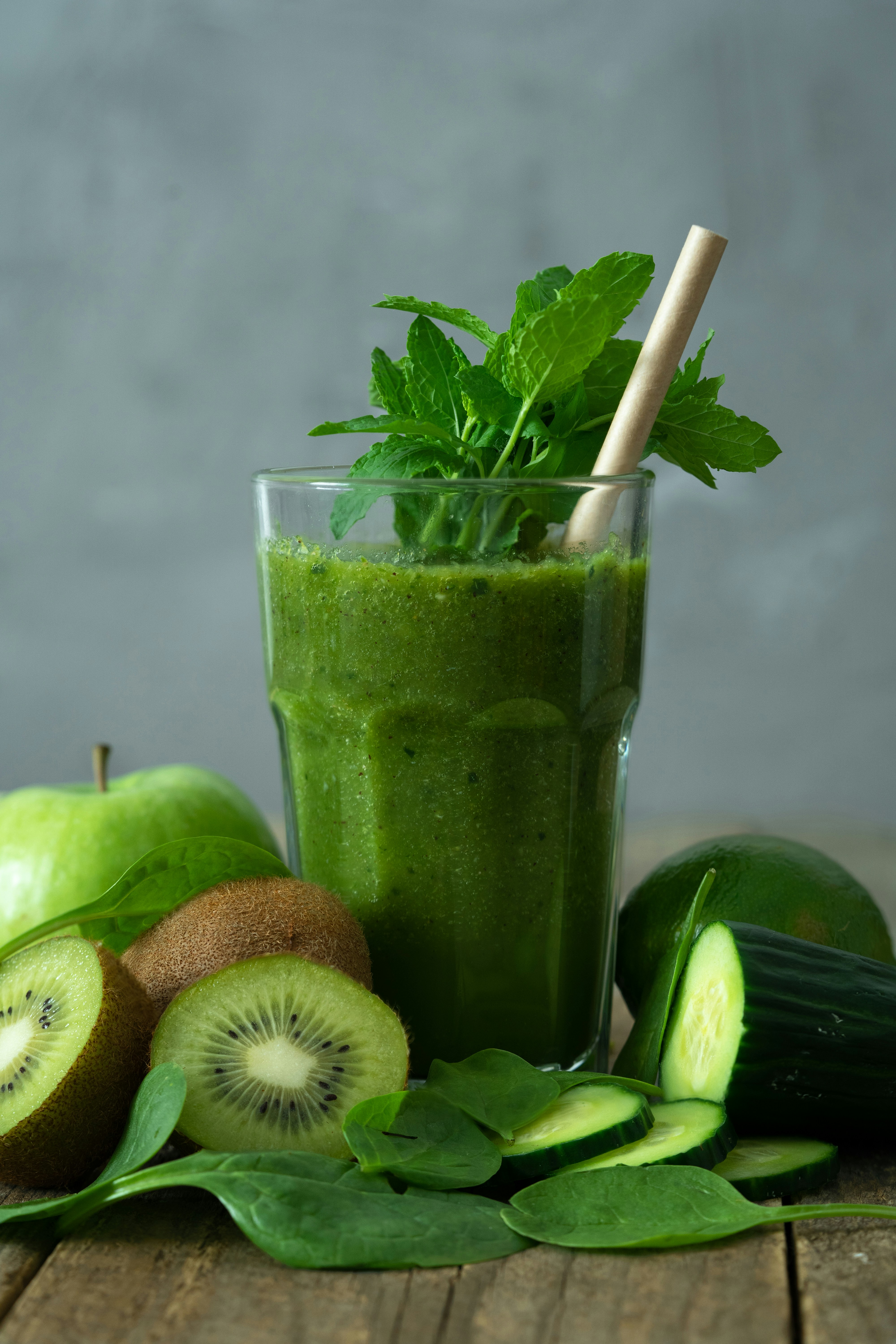Un smoothie vert frais dans une tasse en verre | Source : Unsplash