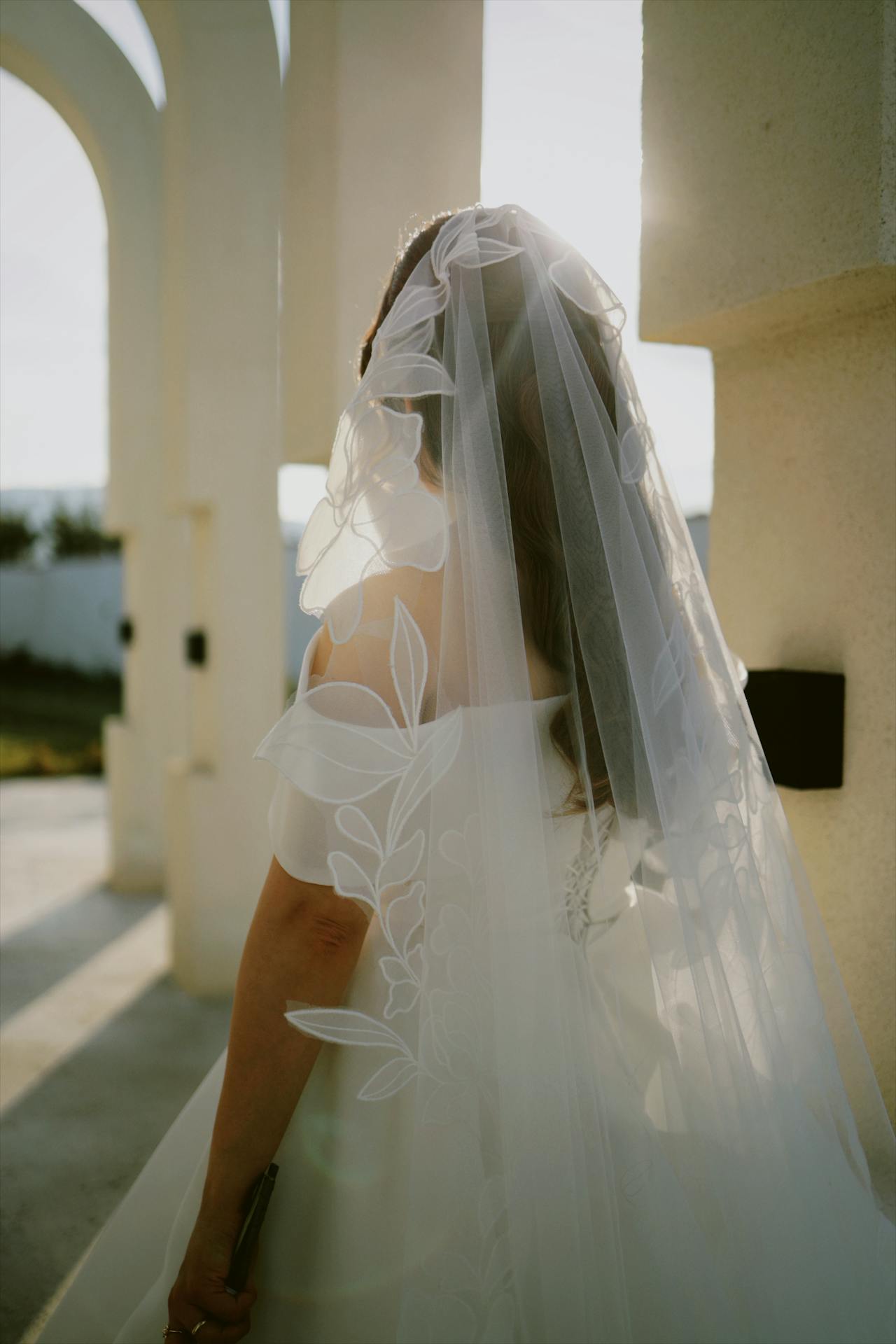 Une mariée élégante exhibant son voile fluide | Source : Pexels