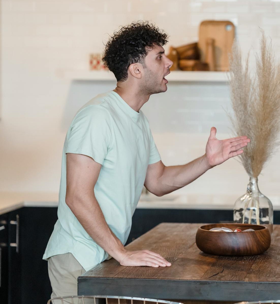 Un homme furieux qui se dispute | Source : Pexels