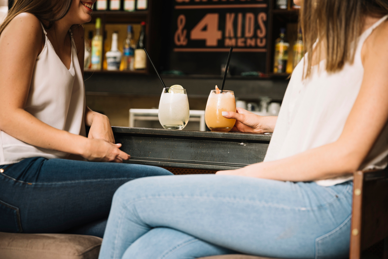 Deux femmes discutent dans un restaurant | Source : Freepik