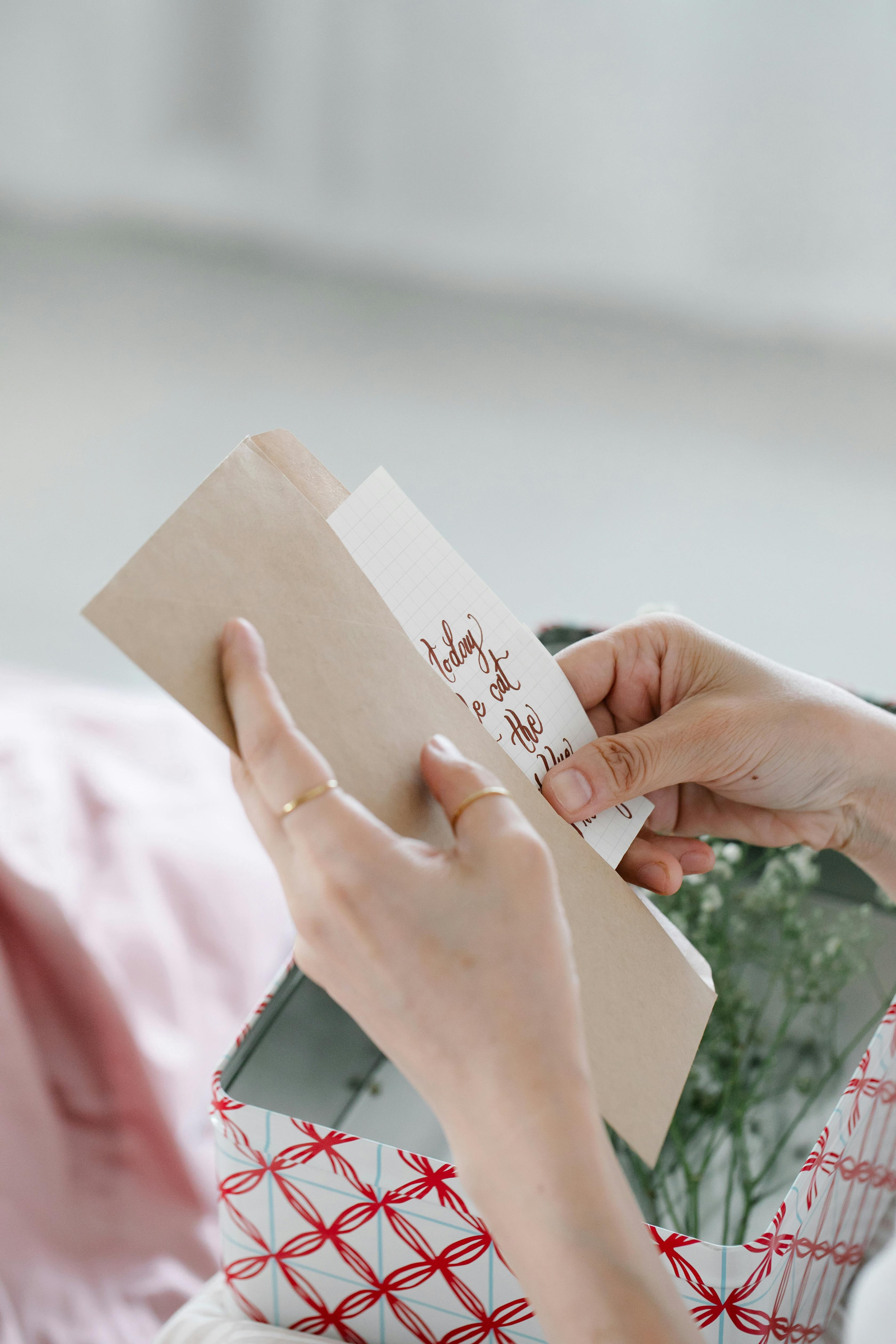 Une personne tenant une enveloppe | Source : Pexels