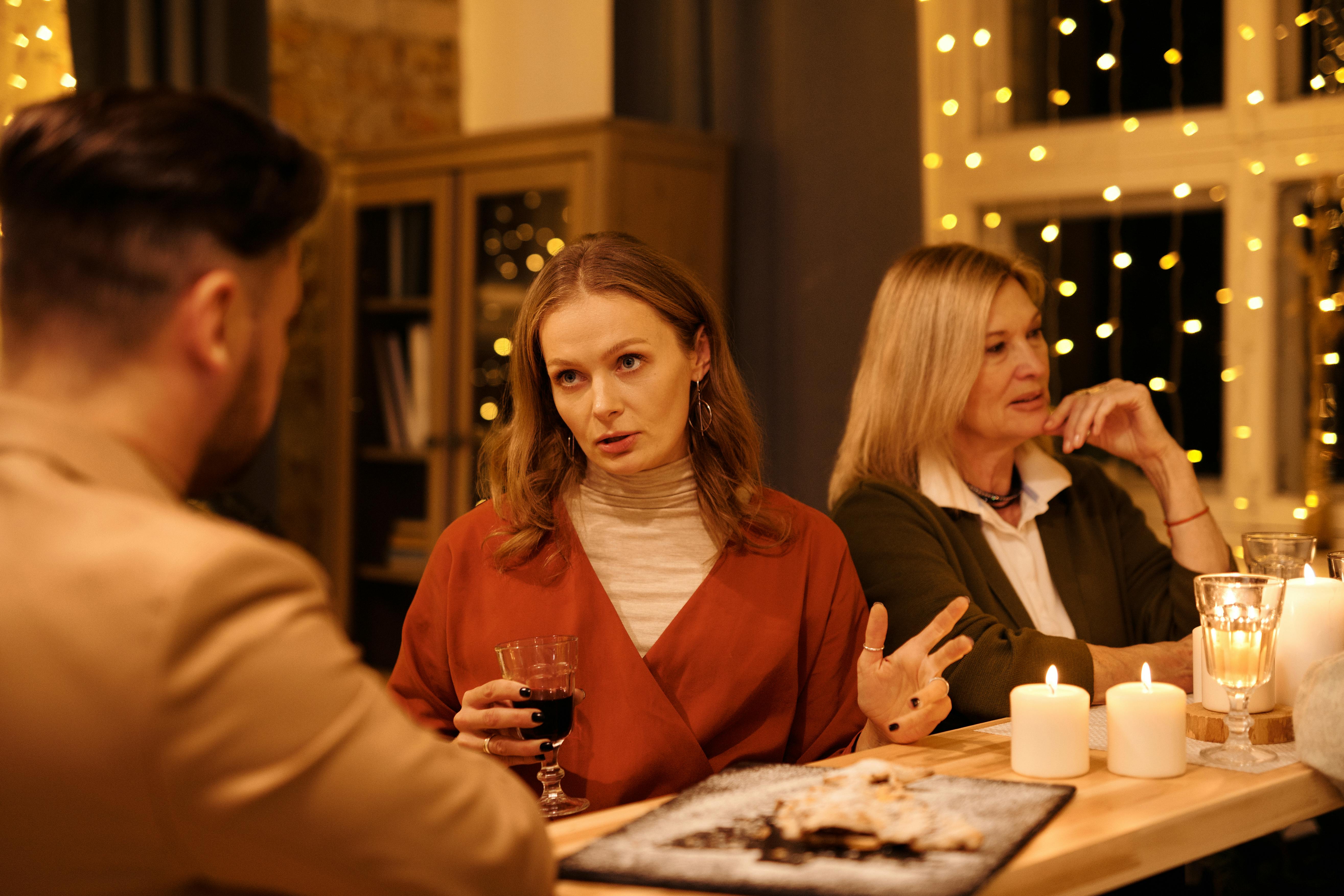 Des personnes en train de discuter pendant le dîner | Source : Pexels