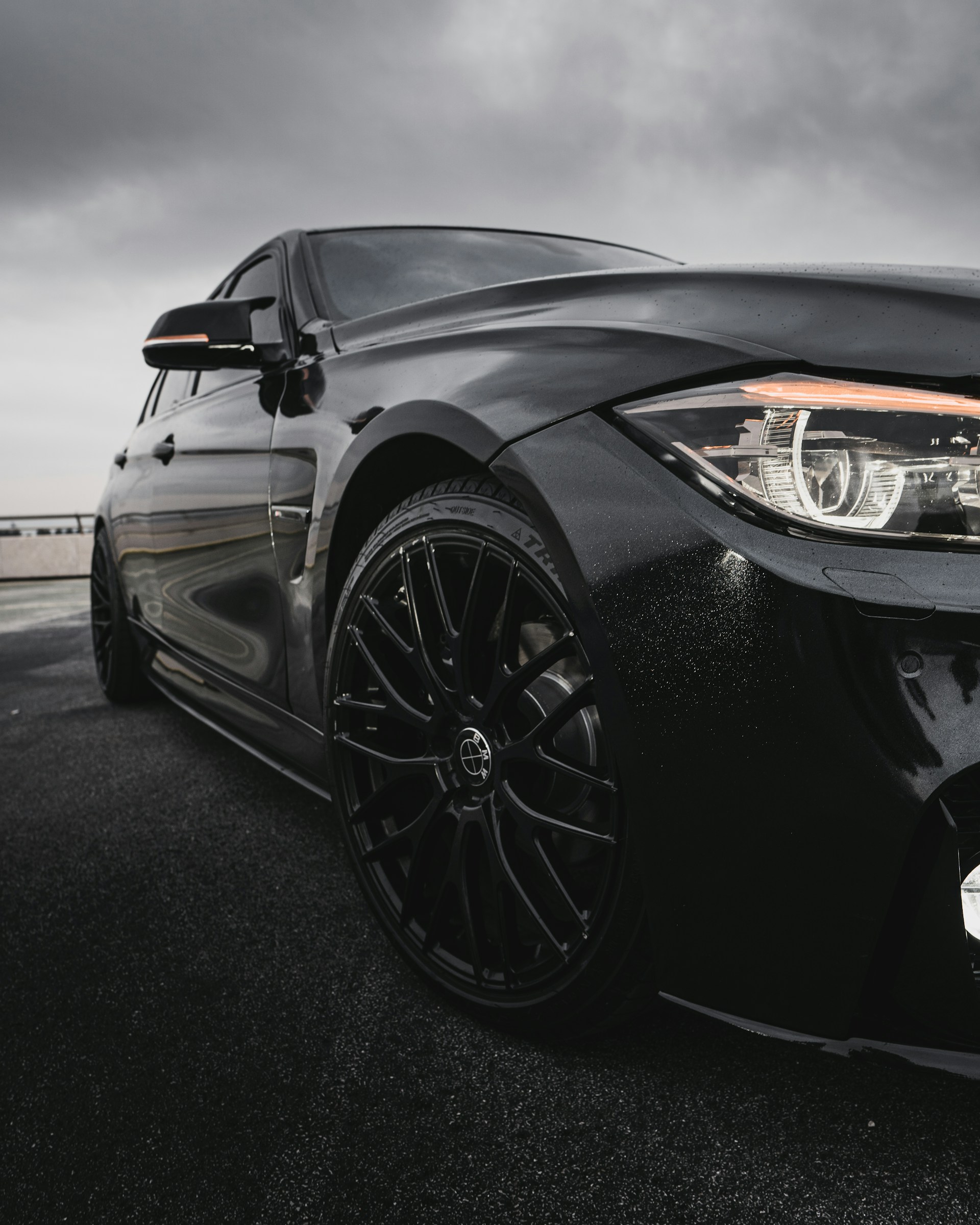 Une BMW noire sur la route | Source : Unsplash