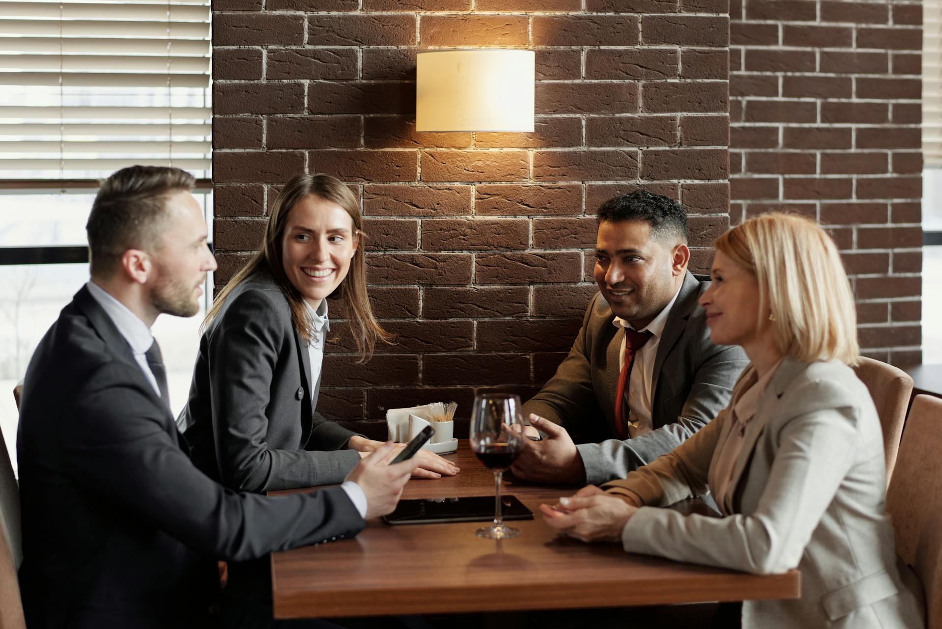 Des gens dans un café | Source : Pexels