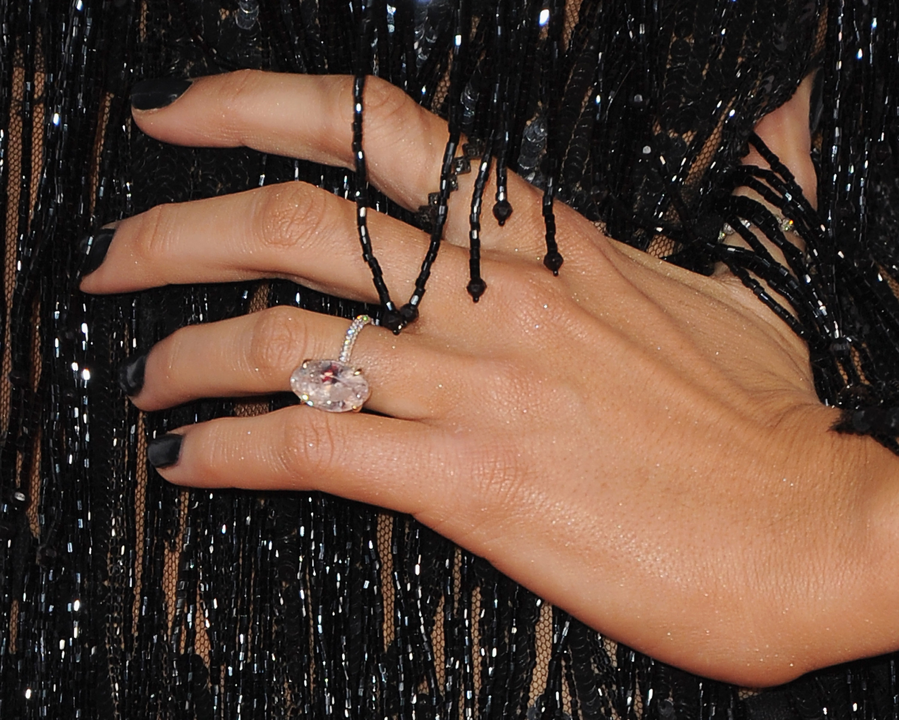Blake Lively montre sa bague de fiançailles à son arrivée aux People's Choice Awards en 2017. La bague, qui lui a été offerte par l'acteur Ryan Reynolds, est estimée à environ 2 millions de dollars.