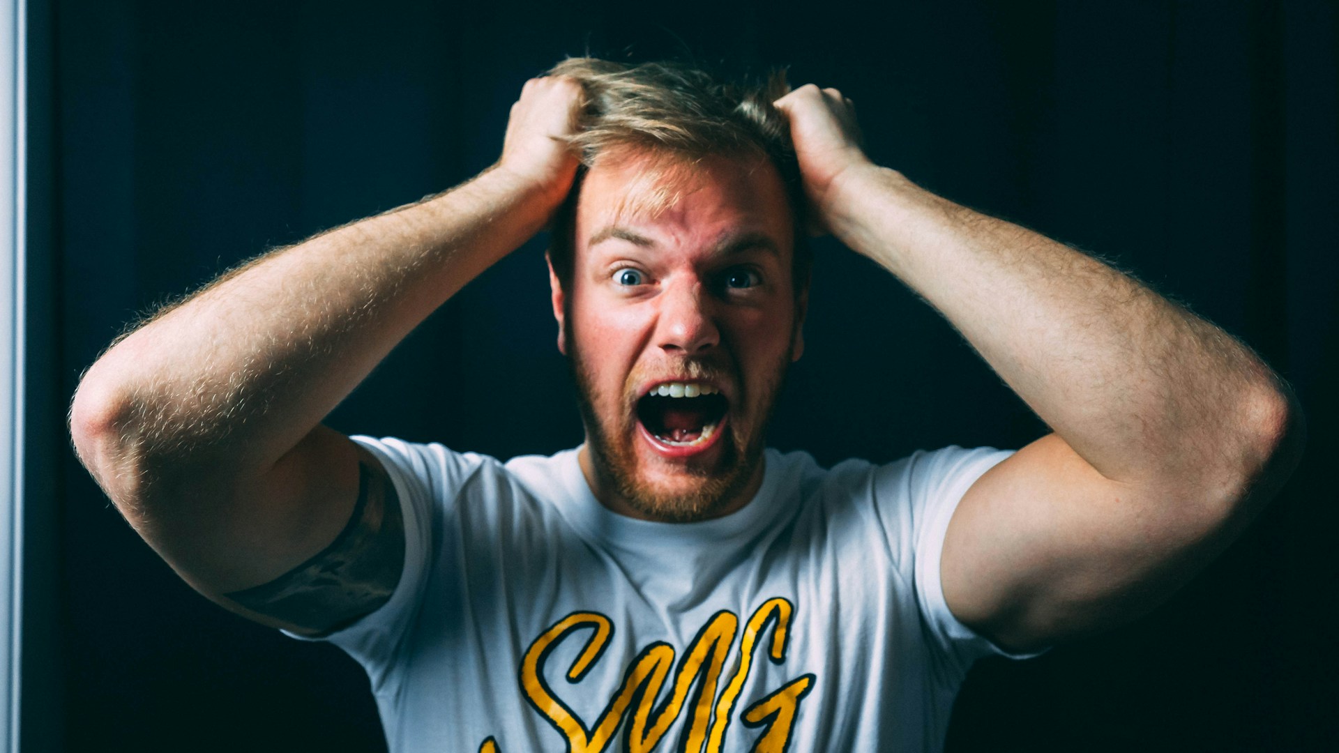 Un homme se tirant les cheveux en signe de frustration | Source : Unsplash