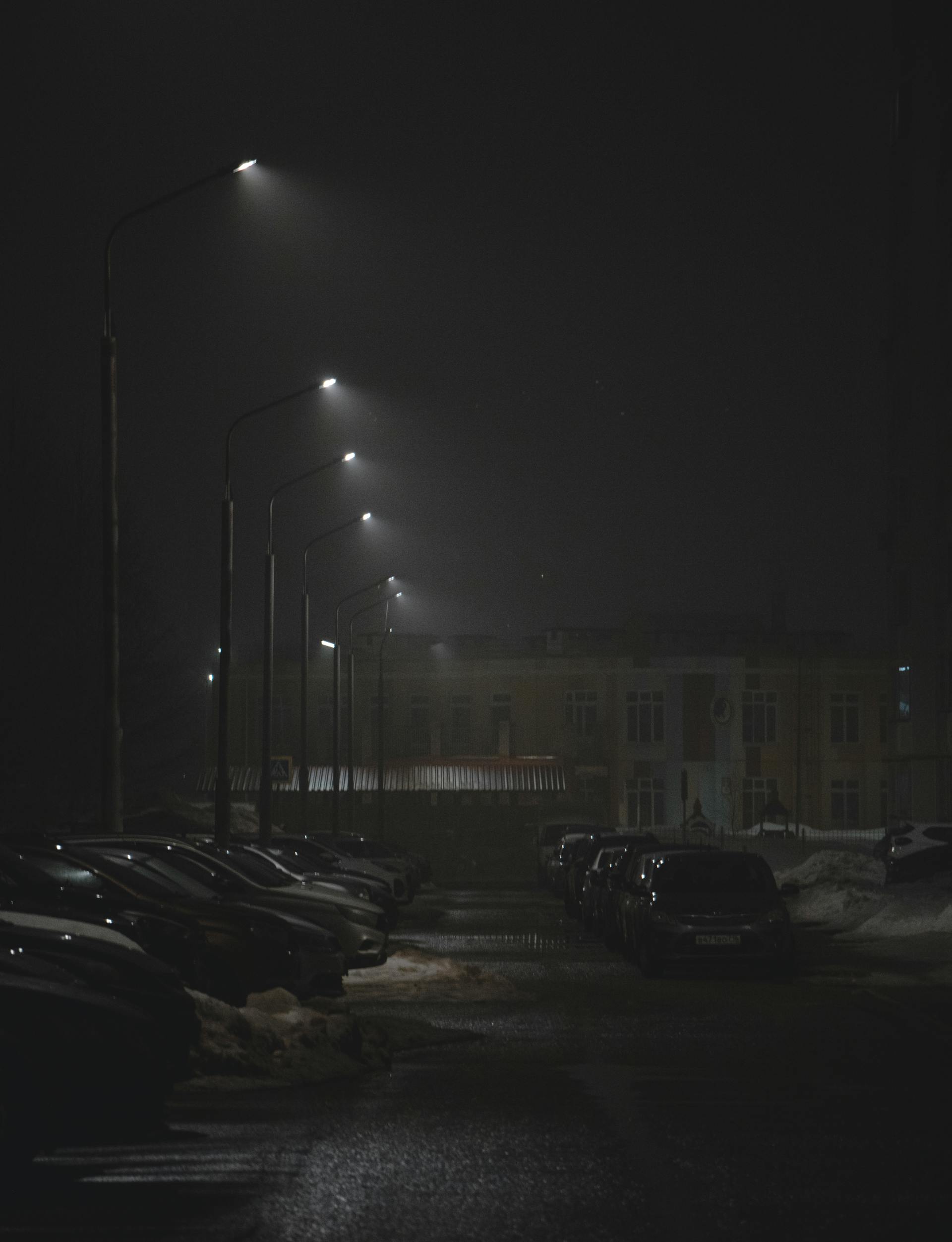Un parking faiblement éclairé | Source : Pexels