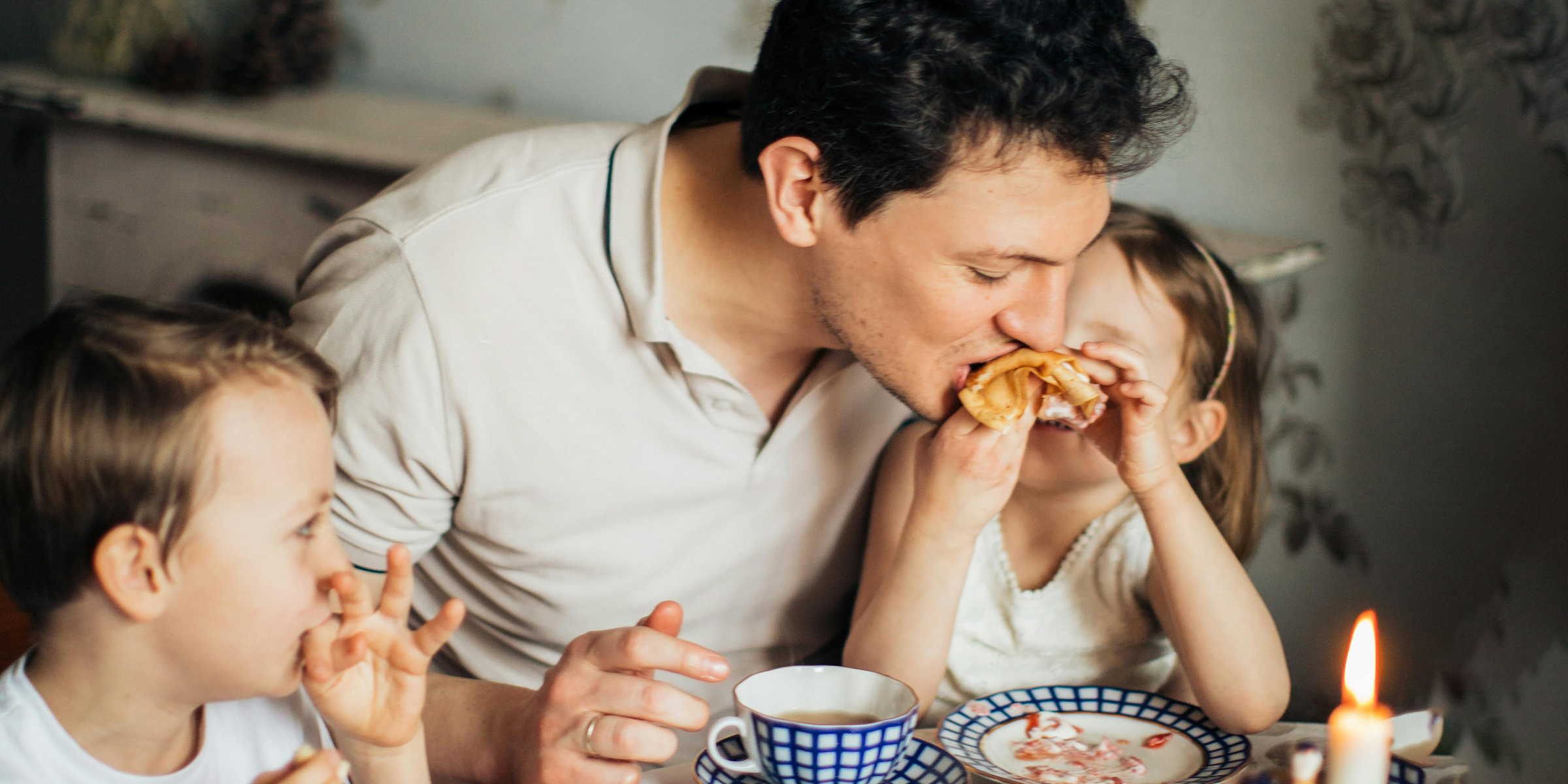 Un père prend son petit déjeuner avec ses enfants | Source : Pexels