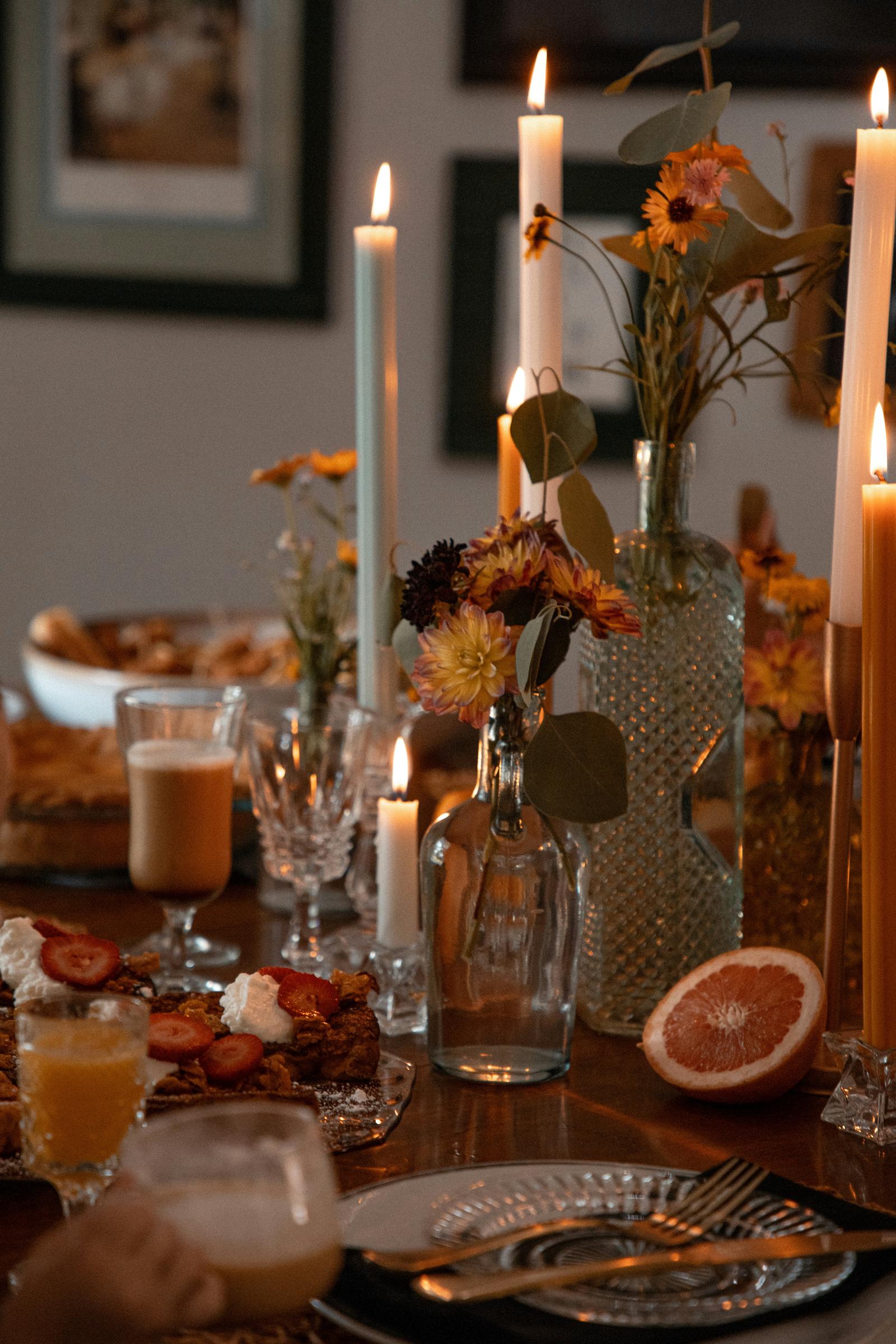 Une table de dîner garnie de bougies et de nourriture | Source : Unsplash