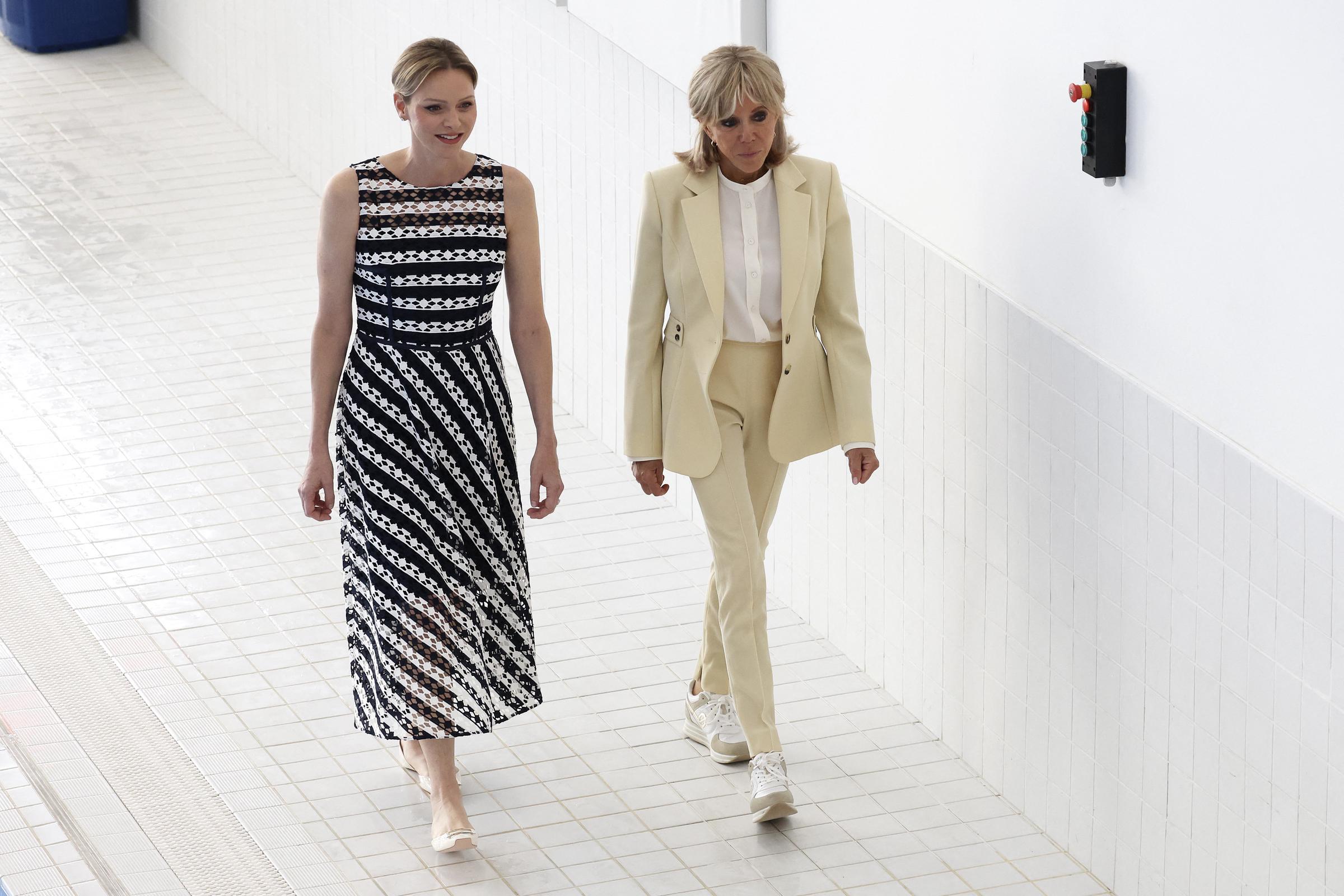 La première dame de France Brigitte Macron (D) et la princesse Charlène de Monaco assistent à la démonstration « Sécurité aquatique » lors d'une visite au « Centre nautique Albert II », dans le cadre d'un événement organisé par la Fondation Princesse Charlène, à Monaco, le 8 juin 2025 I Source : Getty Images