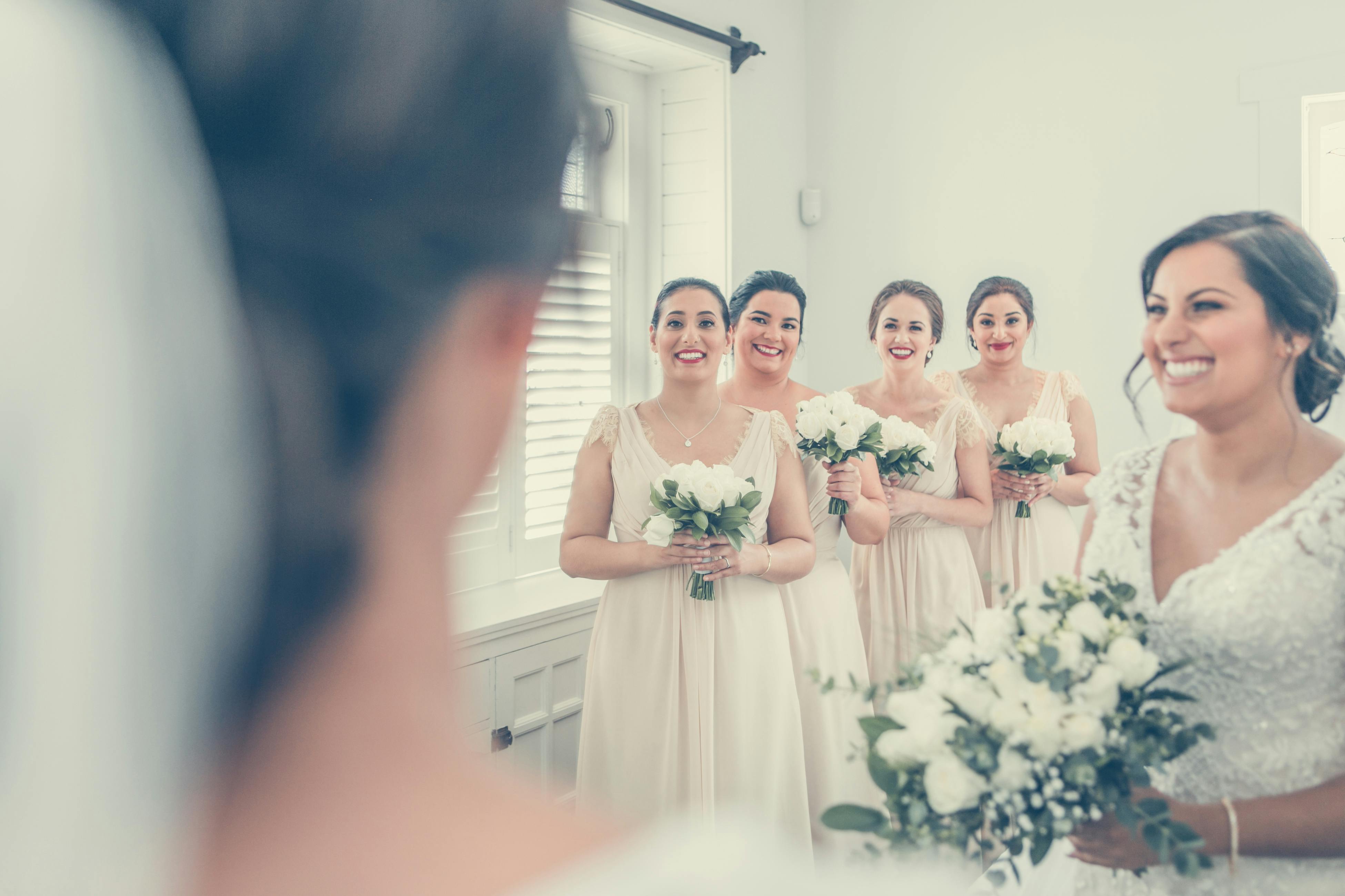 La mariée et ses demoiselles d'honneur photographiées avant la cérémonie | Source : Pexels
