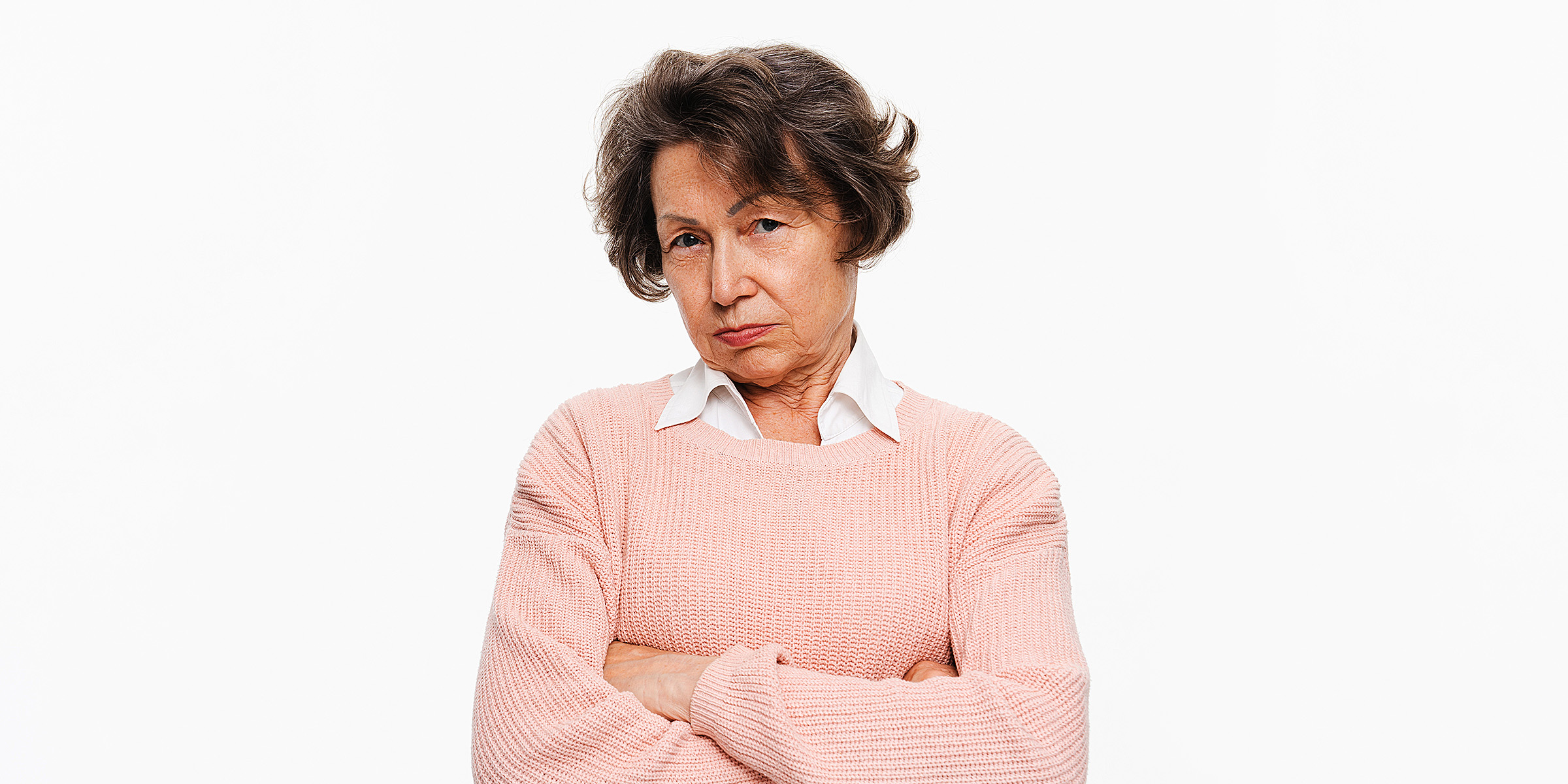 Une femme âgée agacée | Source : Shutterstock