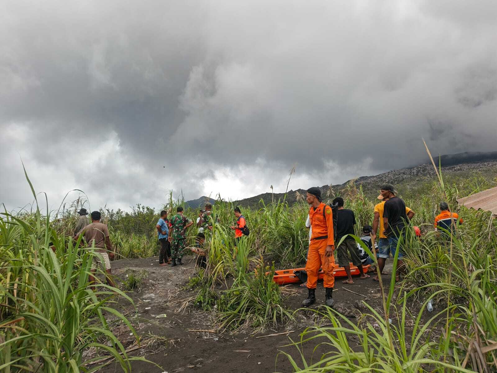 Des équipes conjointes de recherche et de sauvetage (SAR) se préparent à évacuer les victimes touchées par l'éruption du mont Dukono à Halmahera Nord, dans la province des Moluques, en Indonésie, le 8 mai 2026 I Source : Getty Images