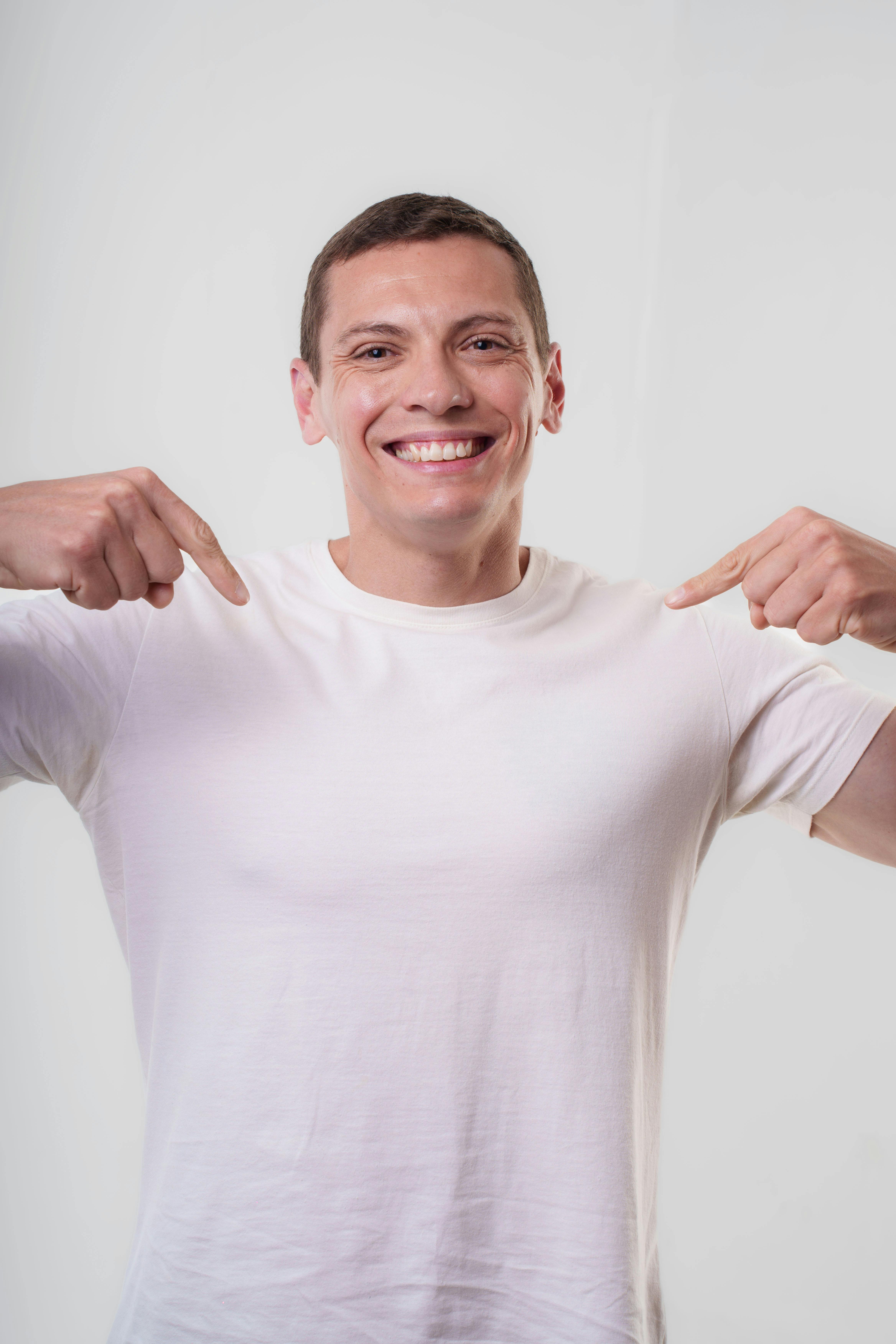 Un homme heureux qui se montre du doigt | Source : Pexels