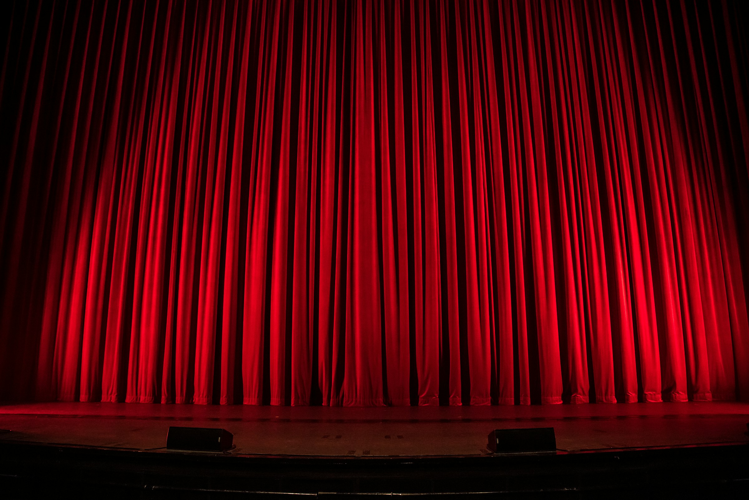 Un rideau rouge dans un théâtre | Source : Unsplash
