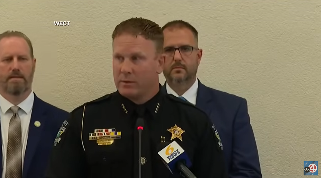 Le chef de la police de Southport, Todd Coring, s'exprime lors d'une conférence de presse, le 29 septembre 2025. | Source : YouTube/ABC News 4