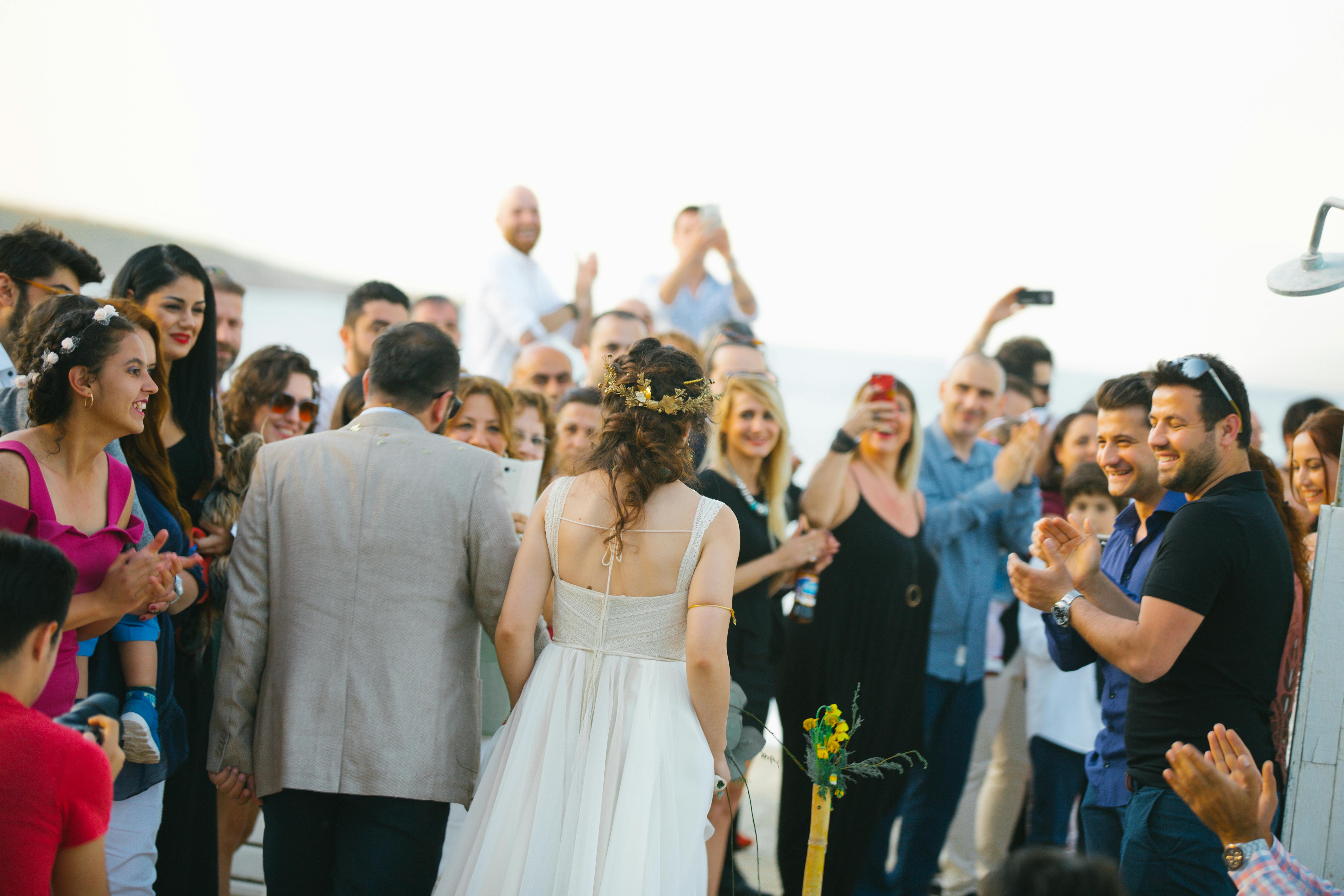 La mariée descend l'allée avec son père | Source : Pexels