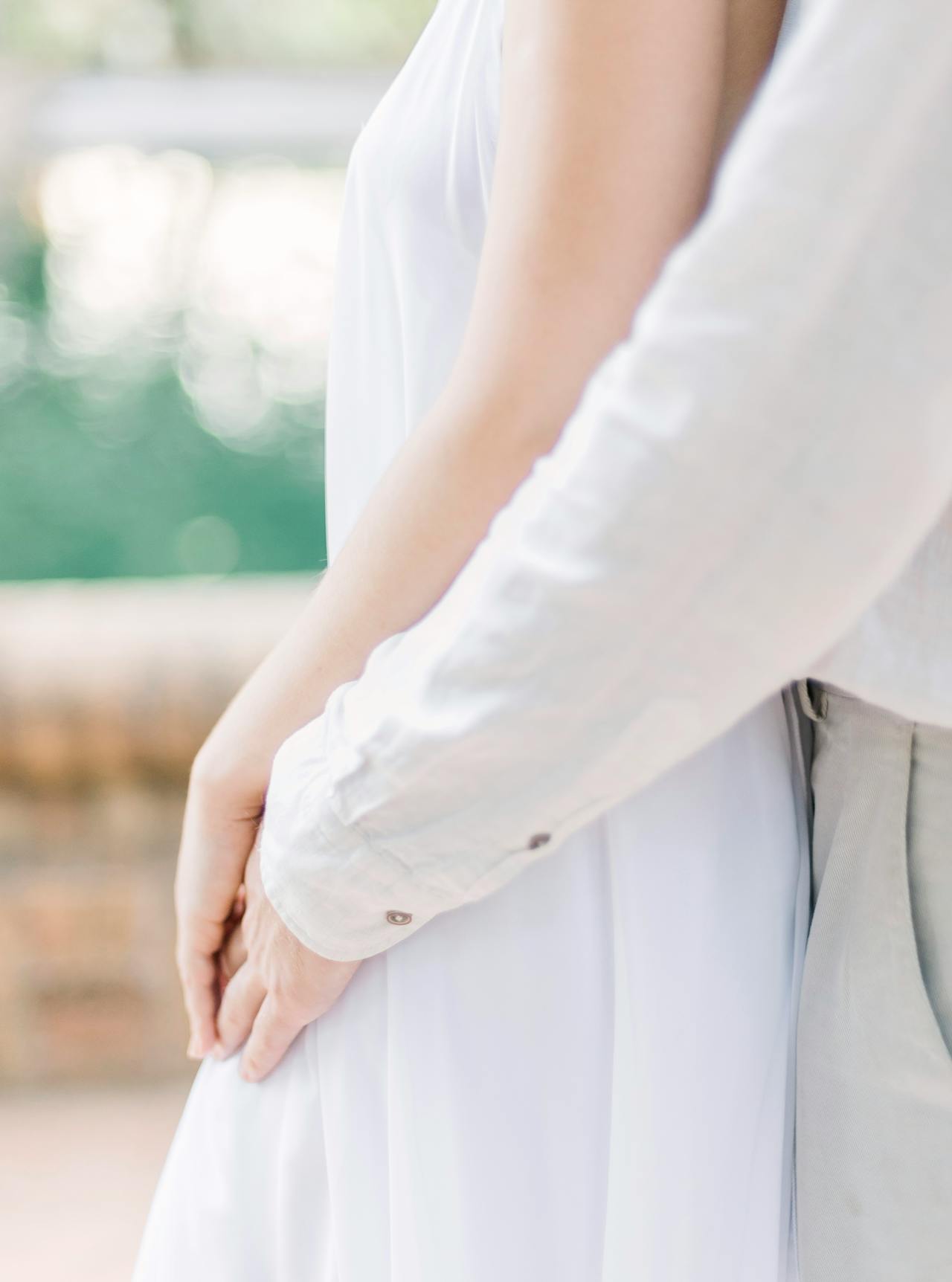 Un homme embrassant une femme | Source : Pexels