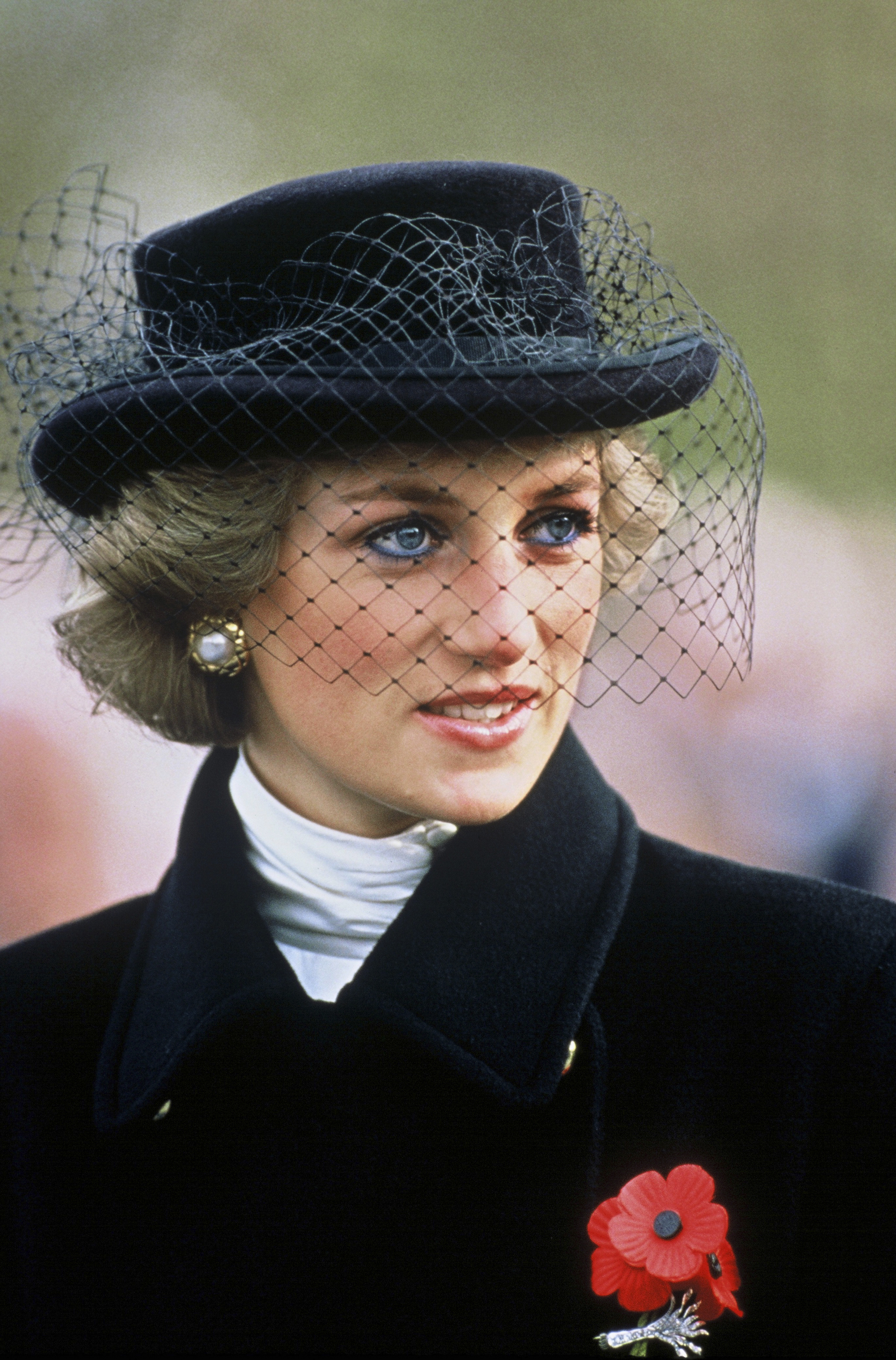 Diana, princesse de Galles, assiste à un service commémorant le 70e anniversaire de l'armistice, à l'Arc de Triomphe, le 11 novembre 1988 à Paris, France. | Source : Getty Images