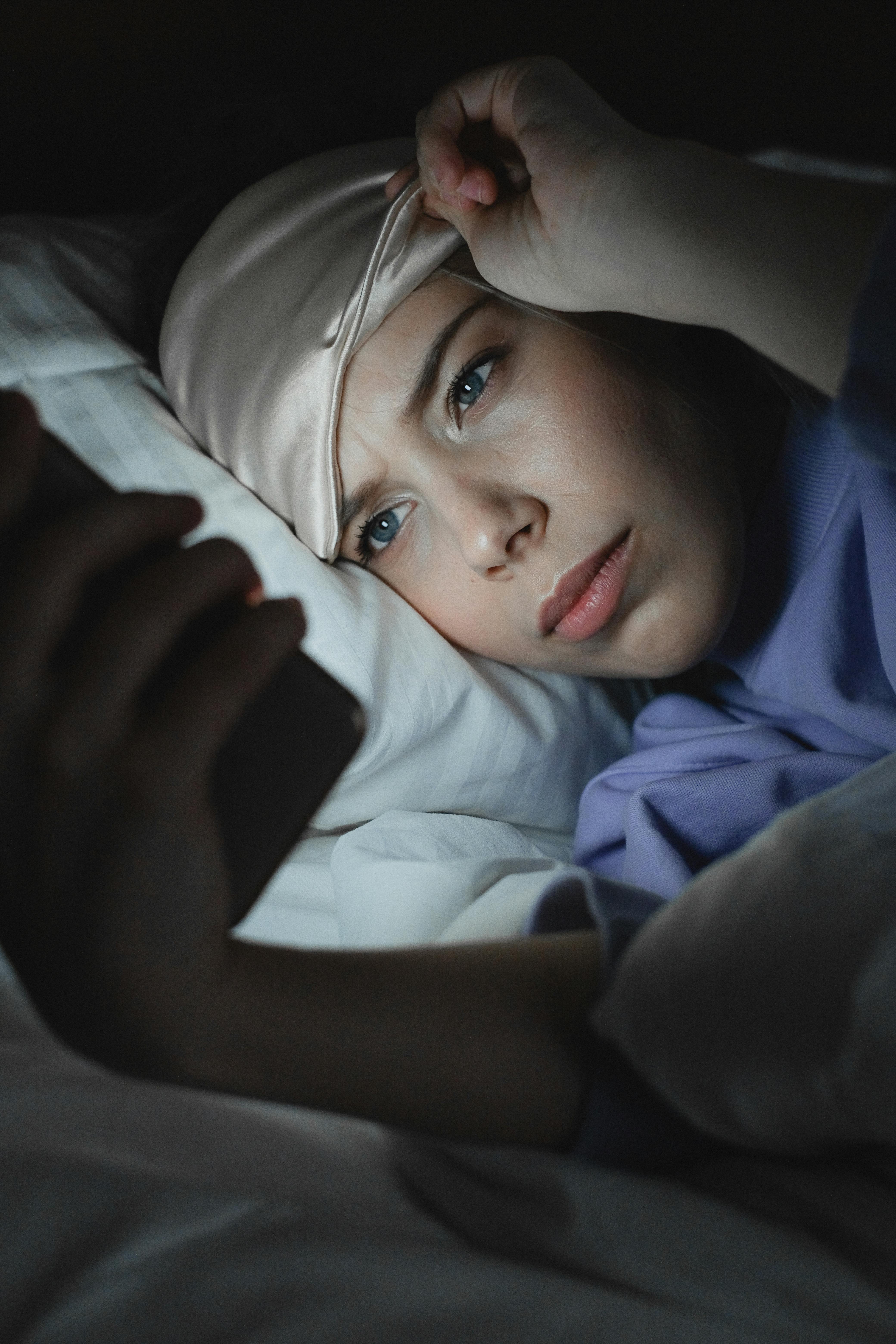 Une femme utilise son téléphone portable la nuit | Source : Pexels