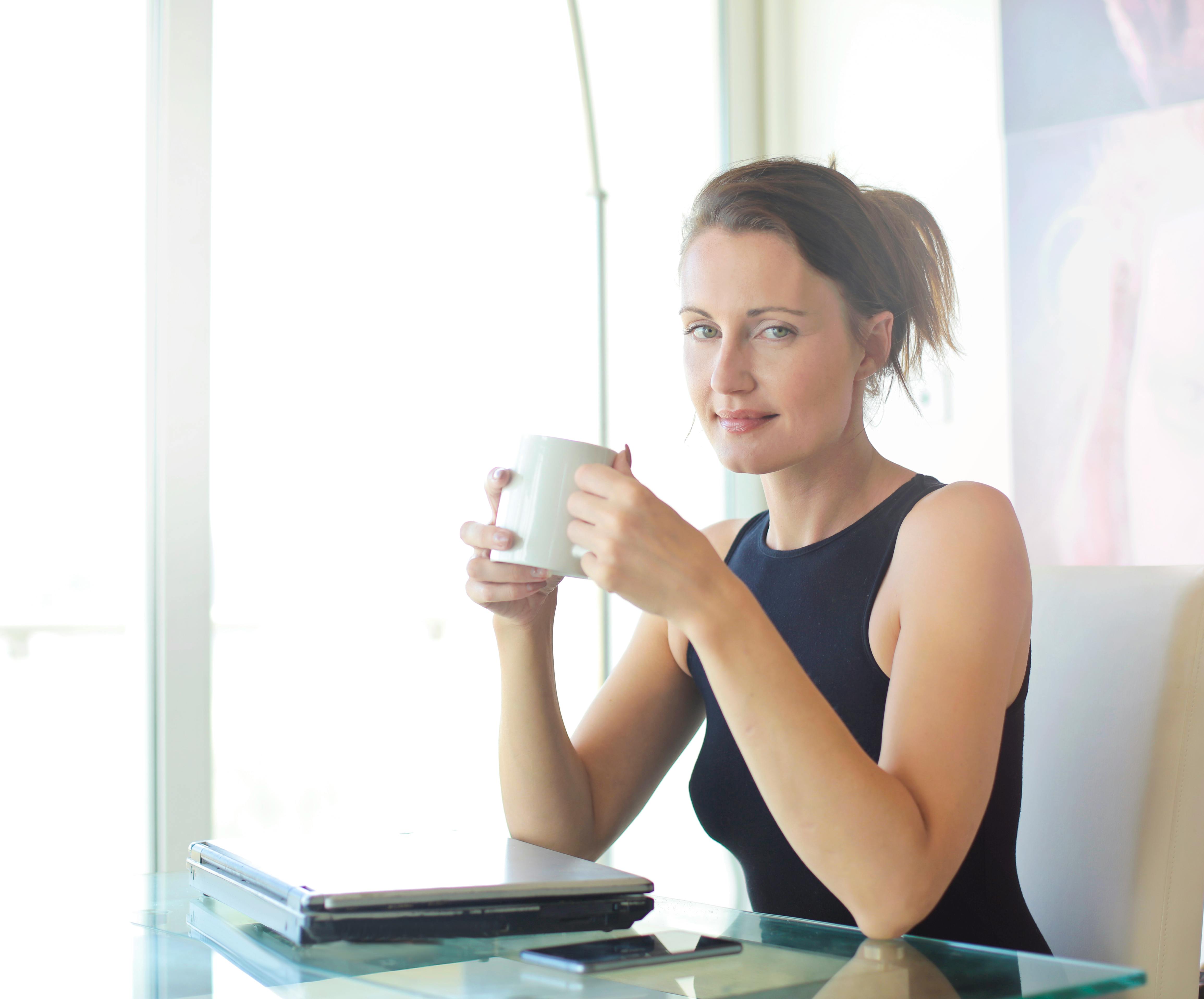 Une femme assise à une table avec une tasse de thé | Source : Pexels
