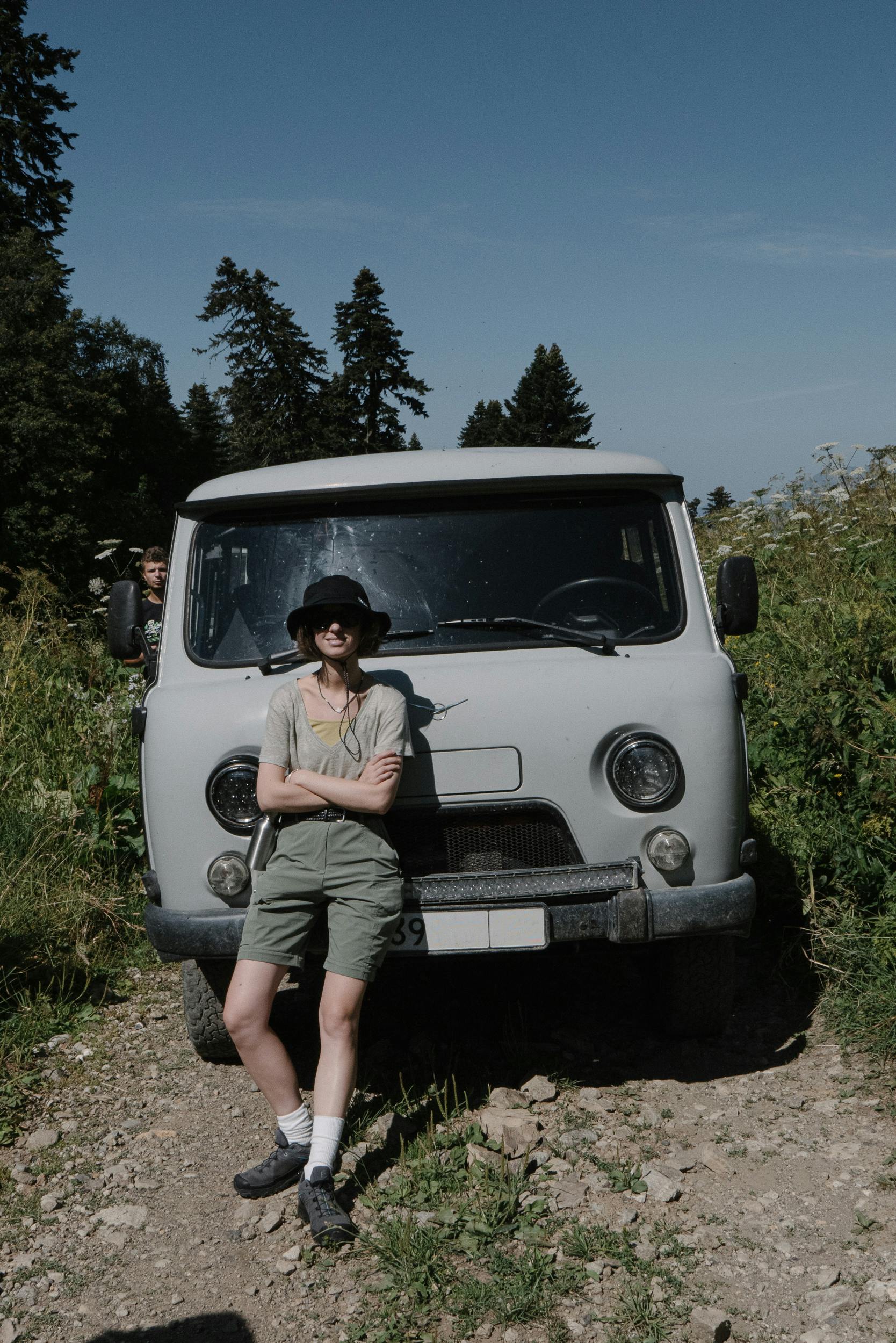Une femme debout près d'une voiture | Source : Pexels