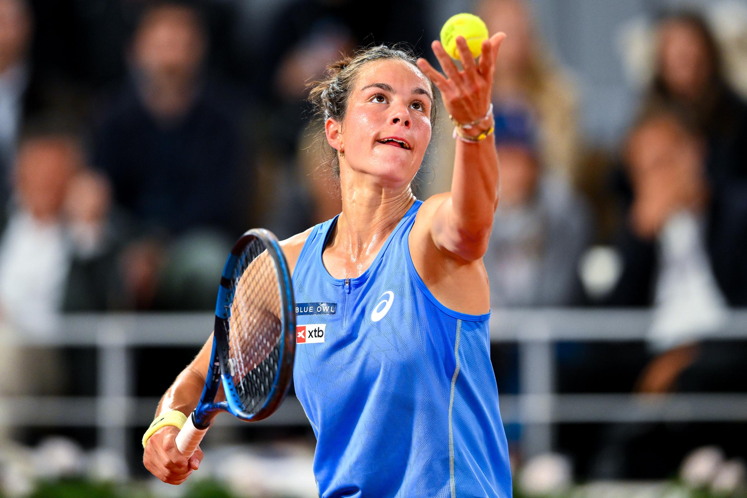 Loïs Boisson (France) sert contre Coco Gauff (États-Unis) lors du match de demi-finale du simple féminin, lors de la 12e journée de Roland-Garros, le 5 juin 2025 à Paris, en France I Source : Getty Images