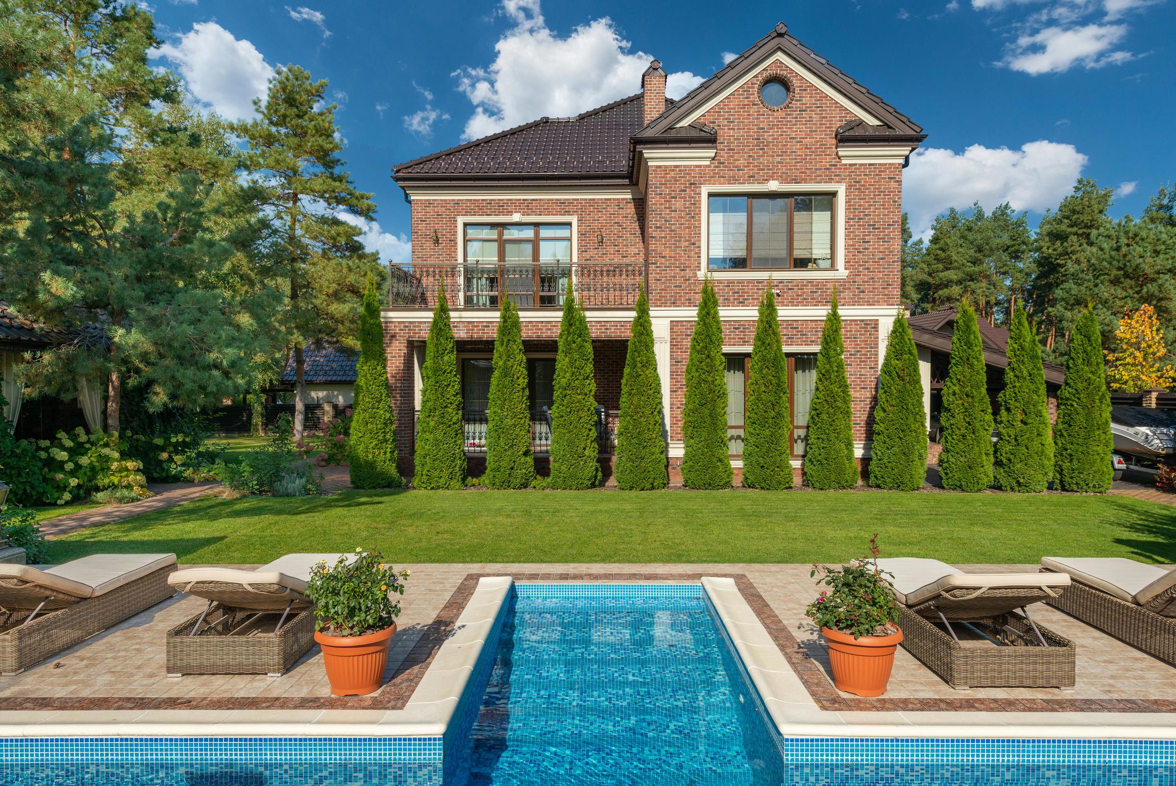Une maison fantaisiste avec une piscine | Source : Pexels