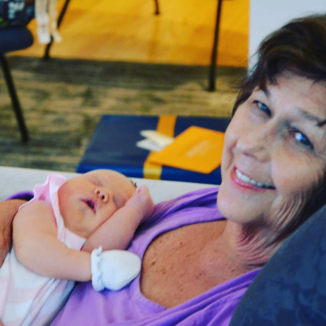 Nancy Guthrie tient son petit-enfant dans ses bras | Source : Instagram/savannahguthrie