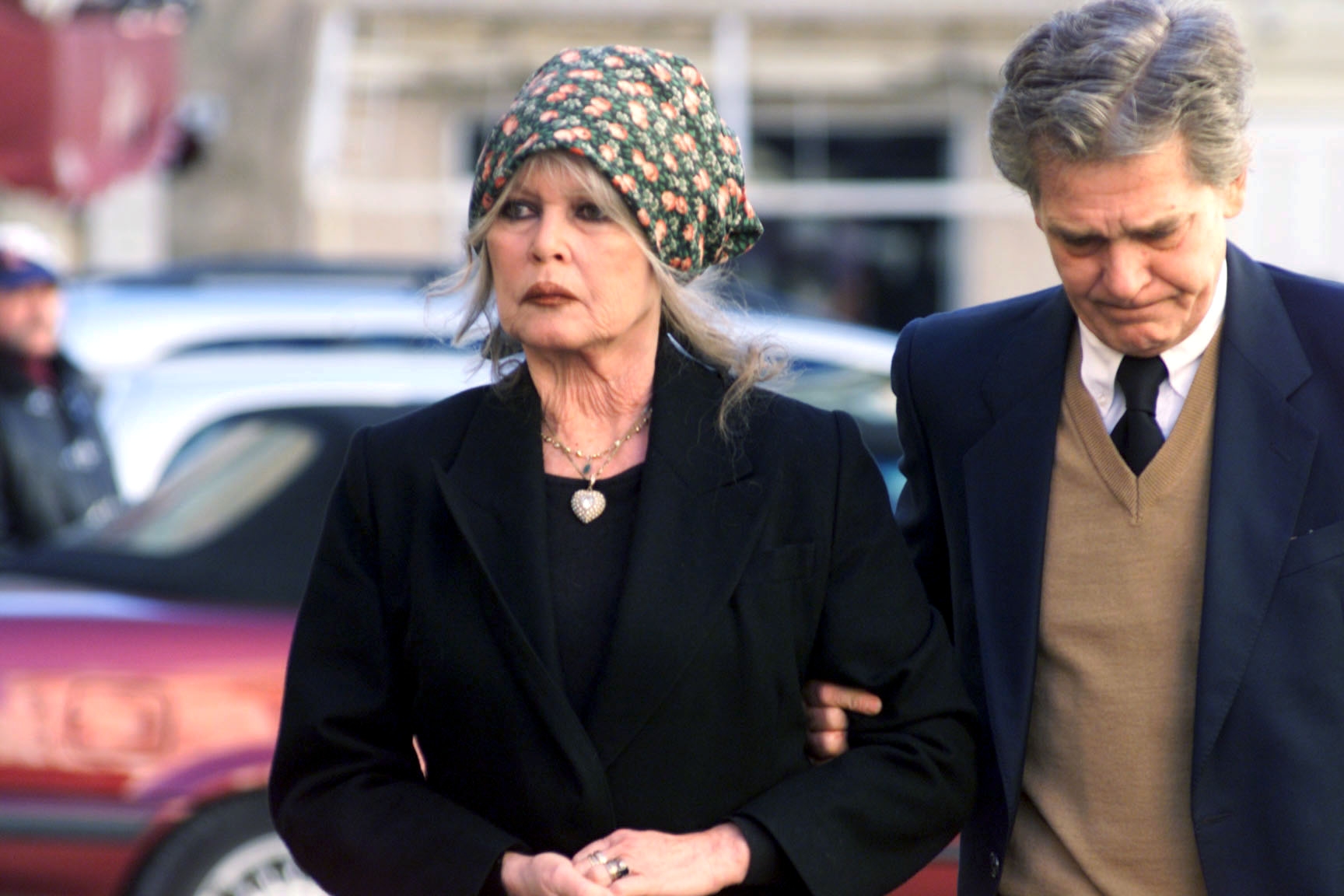 Brigitte Bardot et Bernard d'Ormale assistant à un enterrement en 2000. | Source : Getty Images