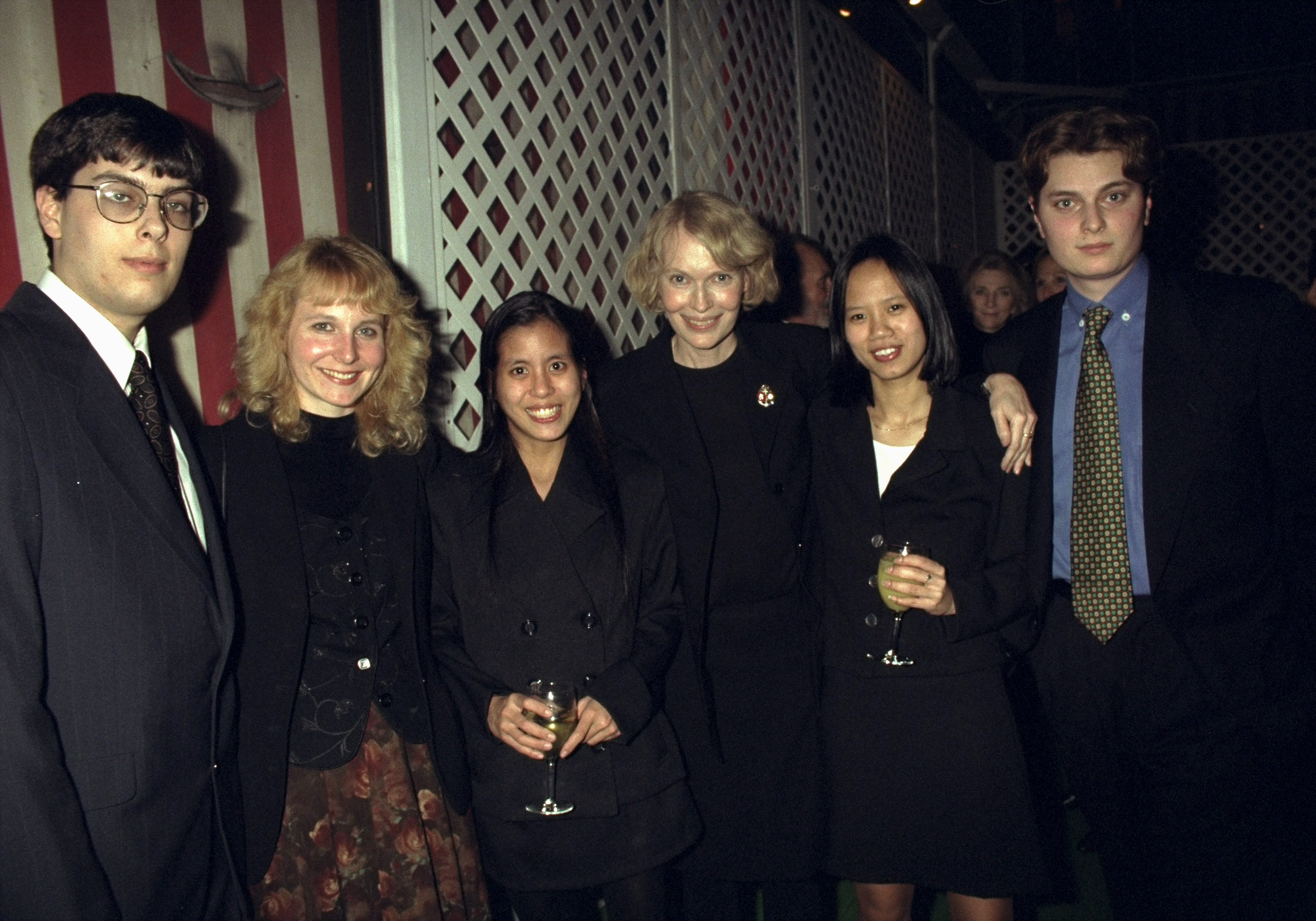 Mia Farrow avec ses enfants le 5 février 1997 | Source : Getty Images
