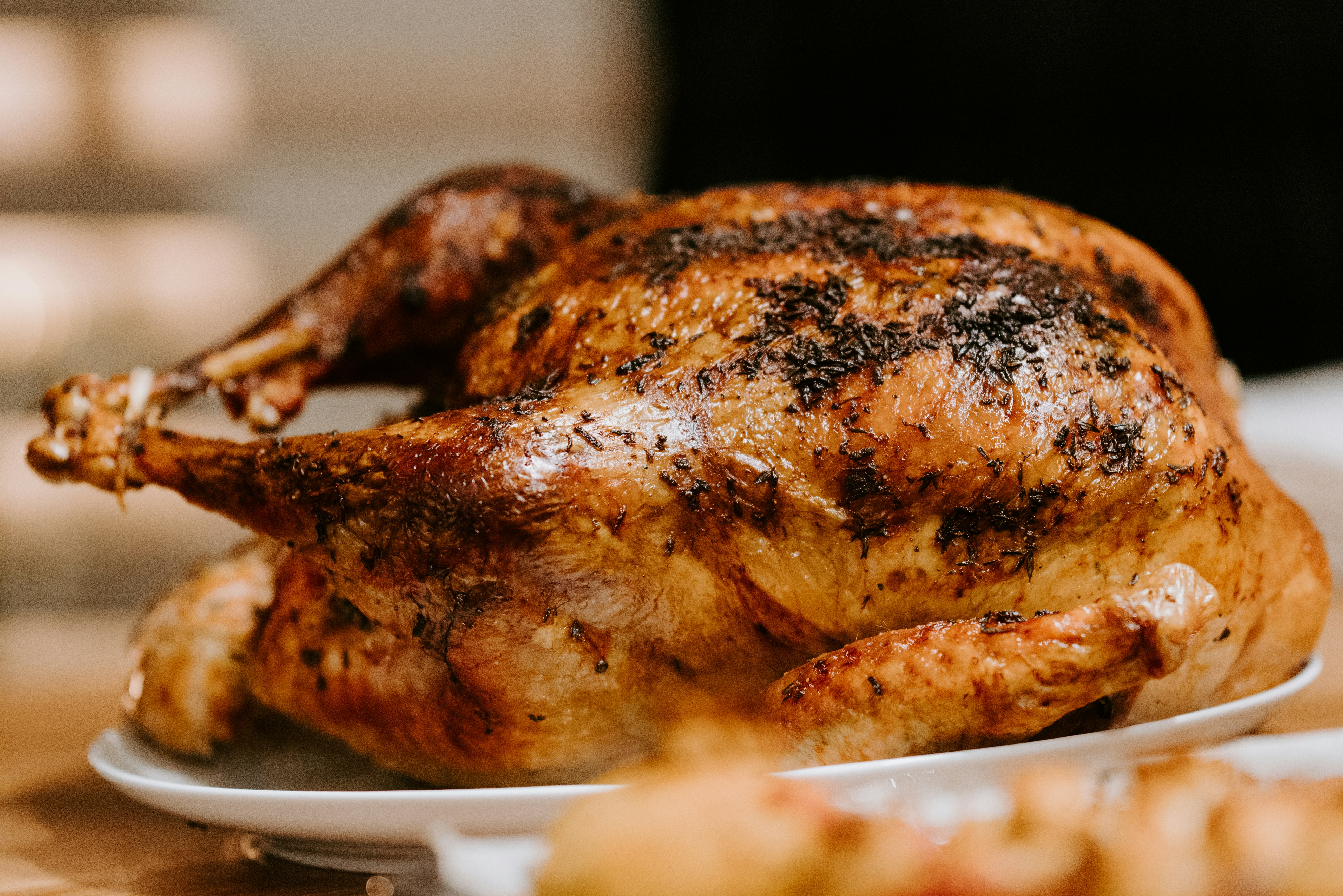Un poulet rôti sur une assiette | Source : Unsplash