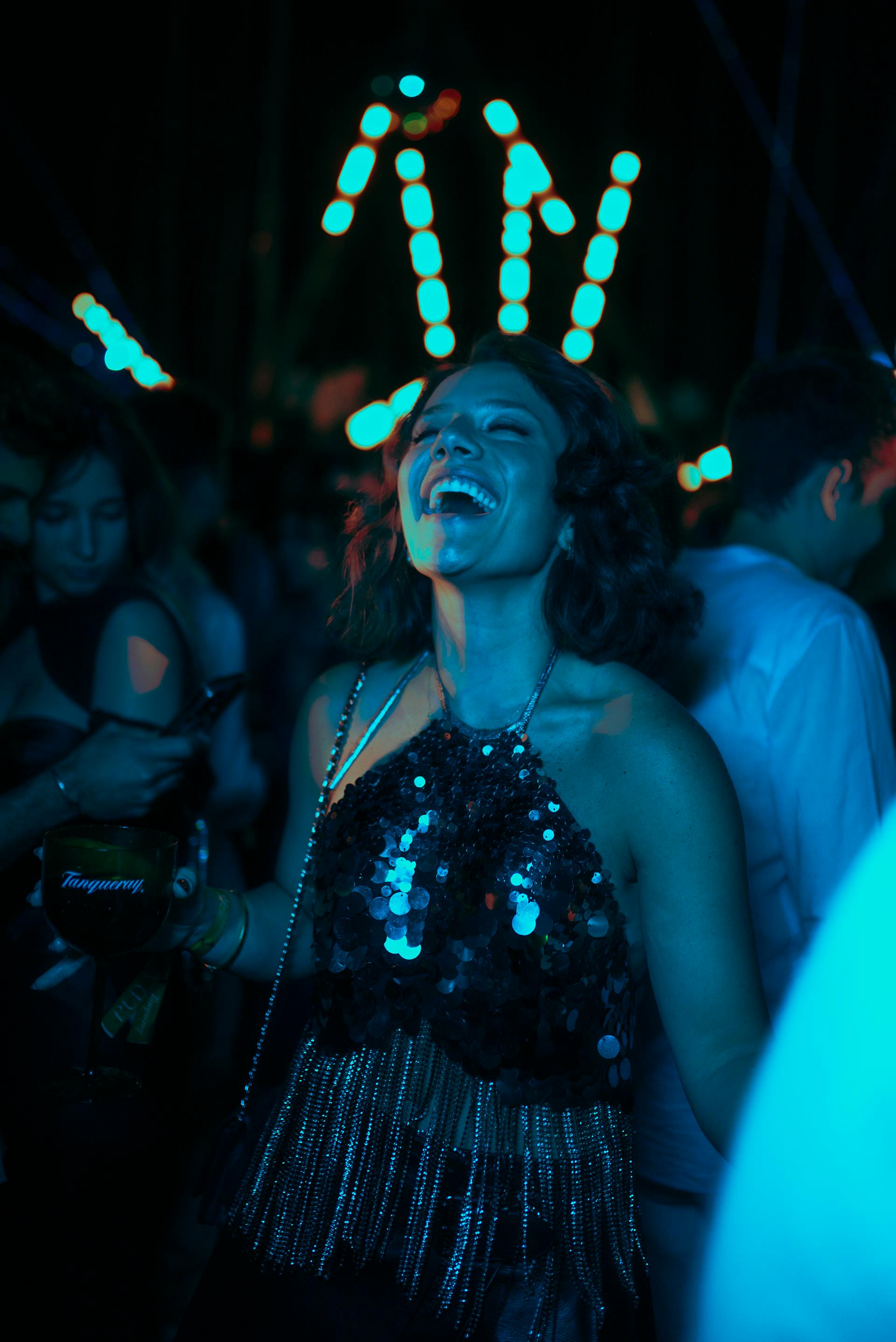 Une femme qui rit lors d'une fête | Source : Pexels
