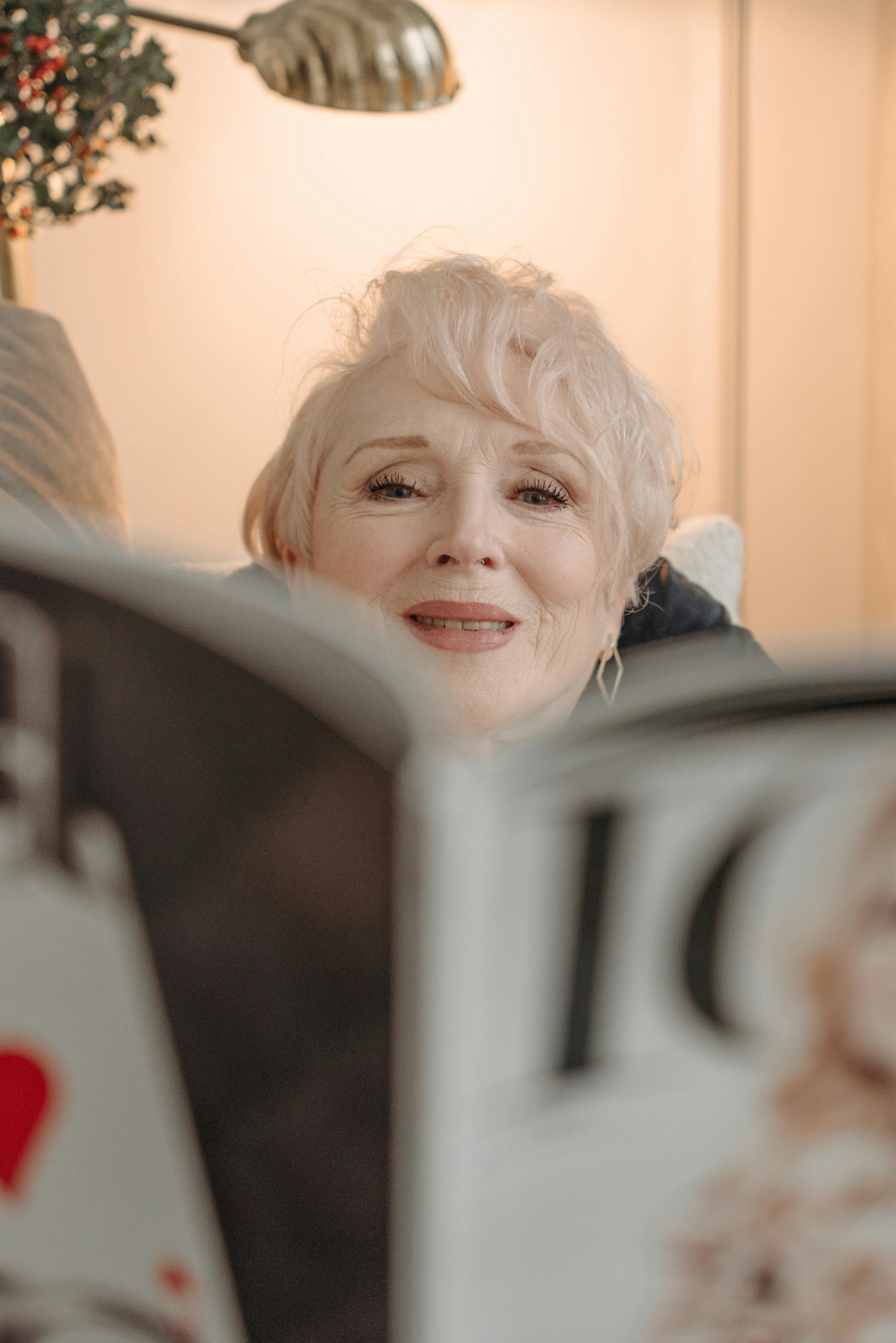 Une femme heureuse qui feuillette un magazine | Source : Pexels