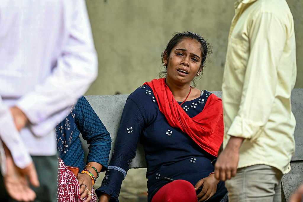 Une femme pleure en attendant de recevoir le corps d'un proche après l'autopsie d'une victime décédée le lendemain de l'explosion survenue à Sigachi Industries, à Sangareddy, dans l'État du Telangana, au sud de l'Inde, le 1er juillet 2025. | Getty Images