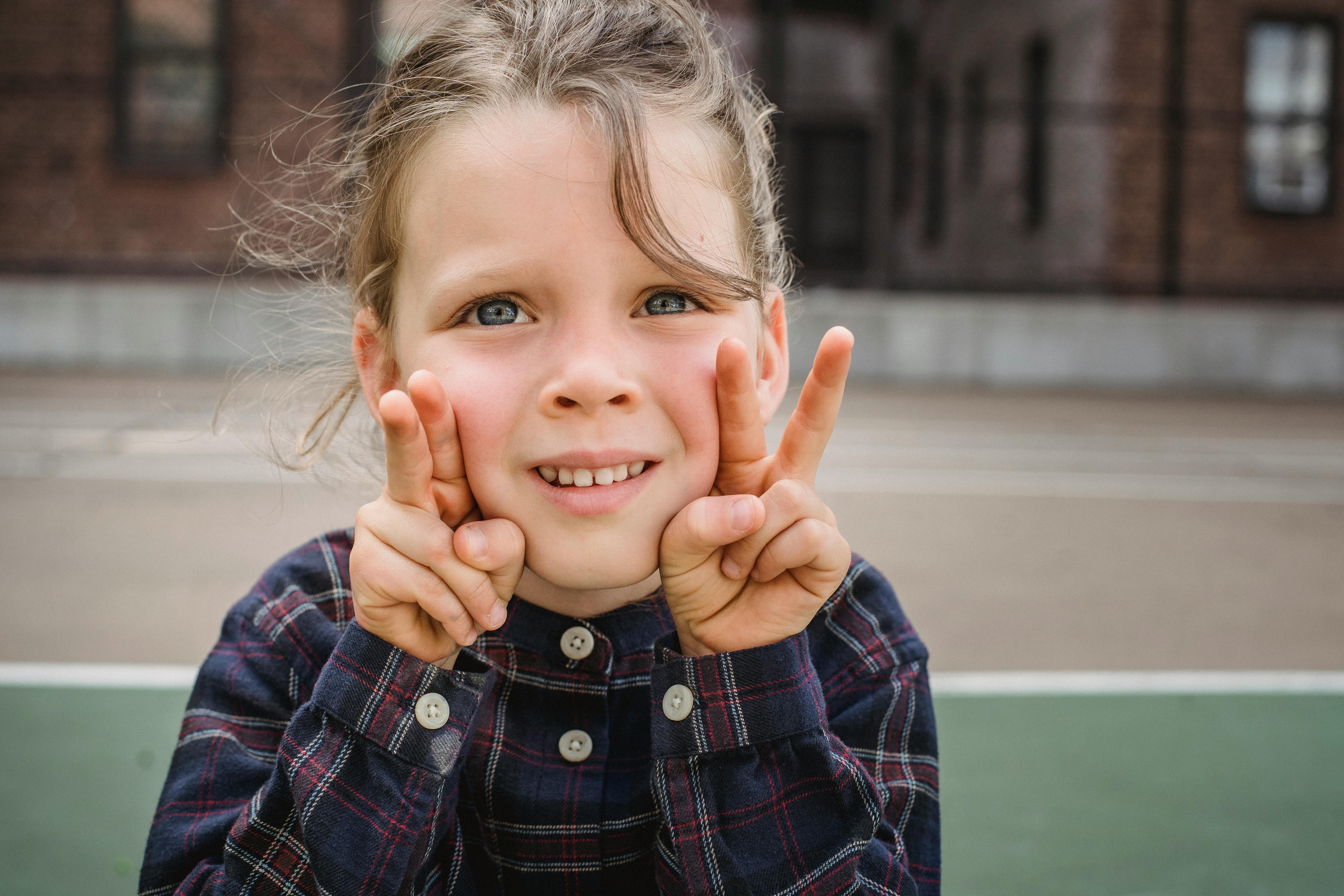 Un enfant qui lève quatre doigts | Source : Pexels