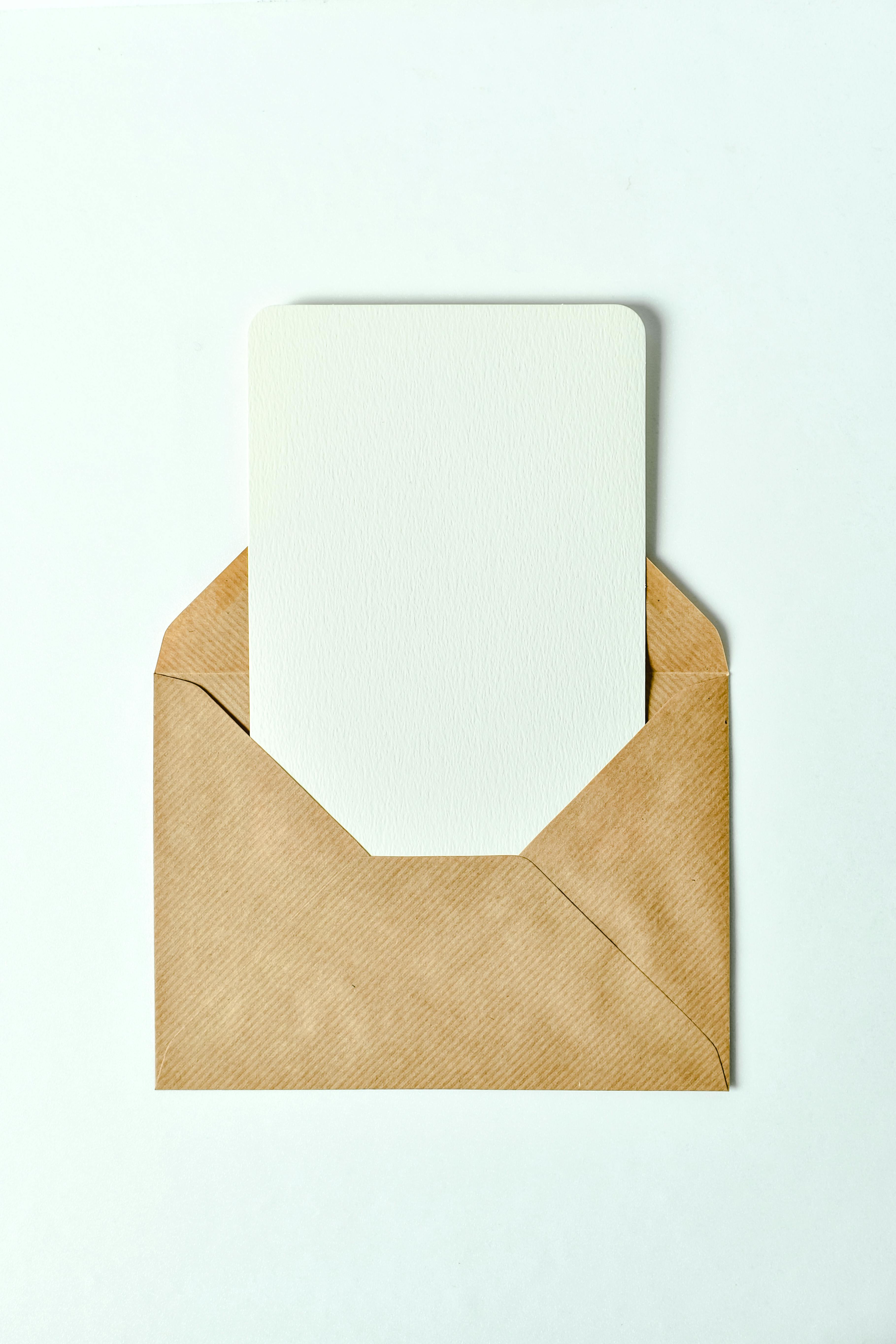 Une enveloppe sur une table | Source : Pexels