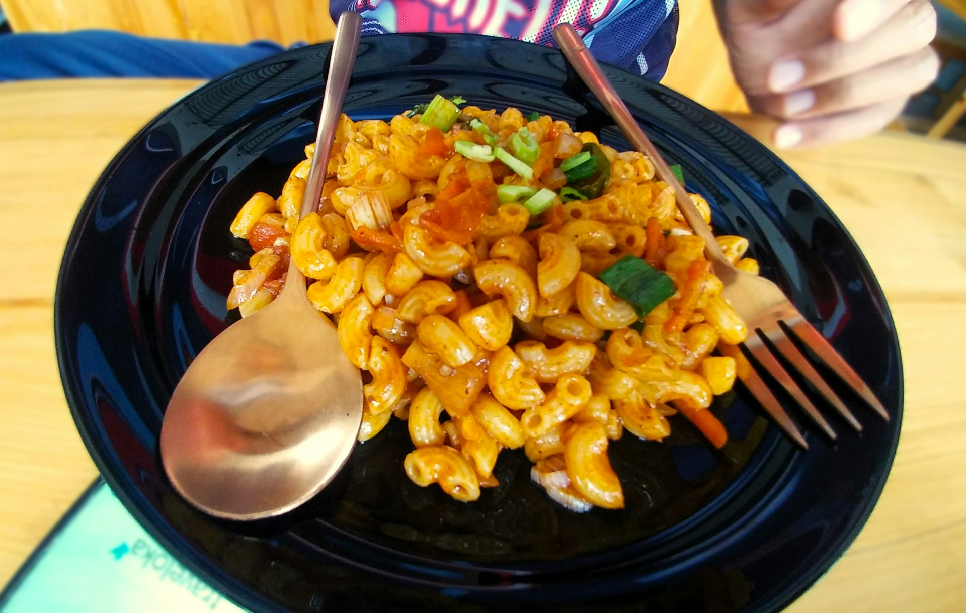 Macaronis au fromage sur une assiette | Source : Unsplash