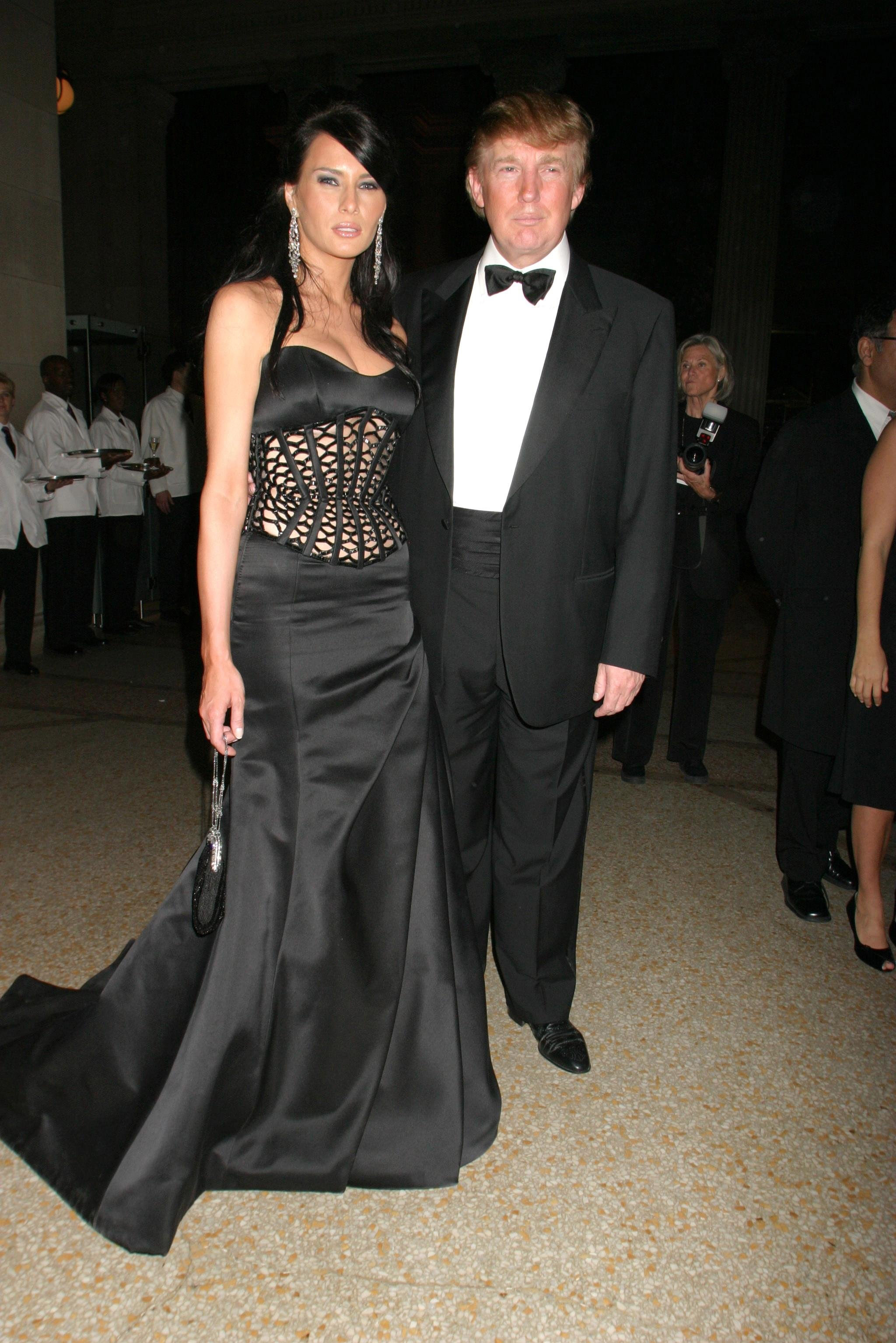 Donald Trump et Melania Knauss assistent au gala de bienfaisance « Dangerous Liaisons: Fashion and Furniture in the 18th Century » organisé par le Costume Institute au Metropolitan Museum of Art de New York, le 26 avril 2004 | Source : Getty Images