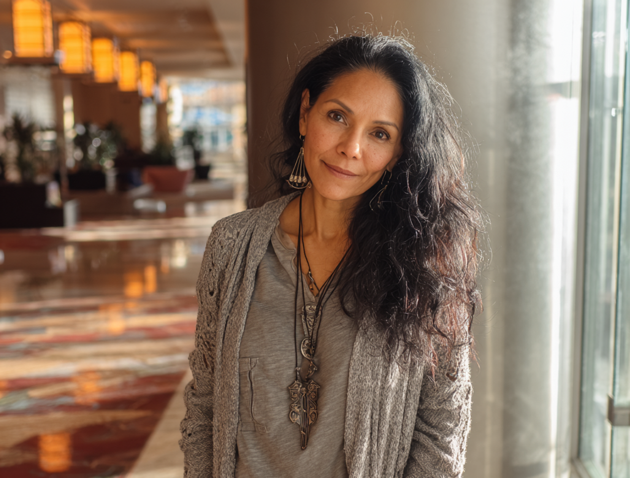 Une belle femme âgée debout dans le hall d'un hôtel | Source : Midjourney