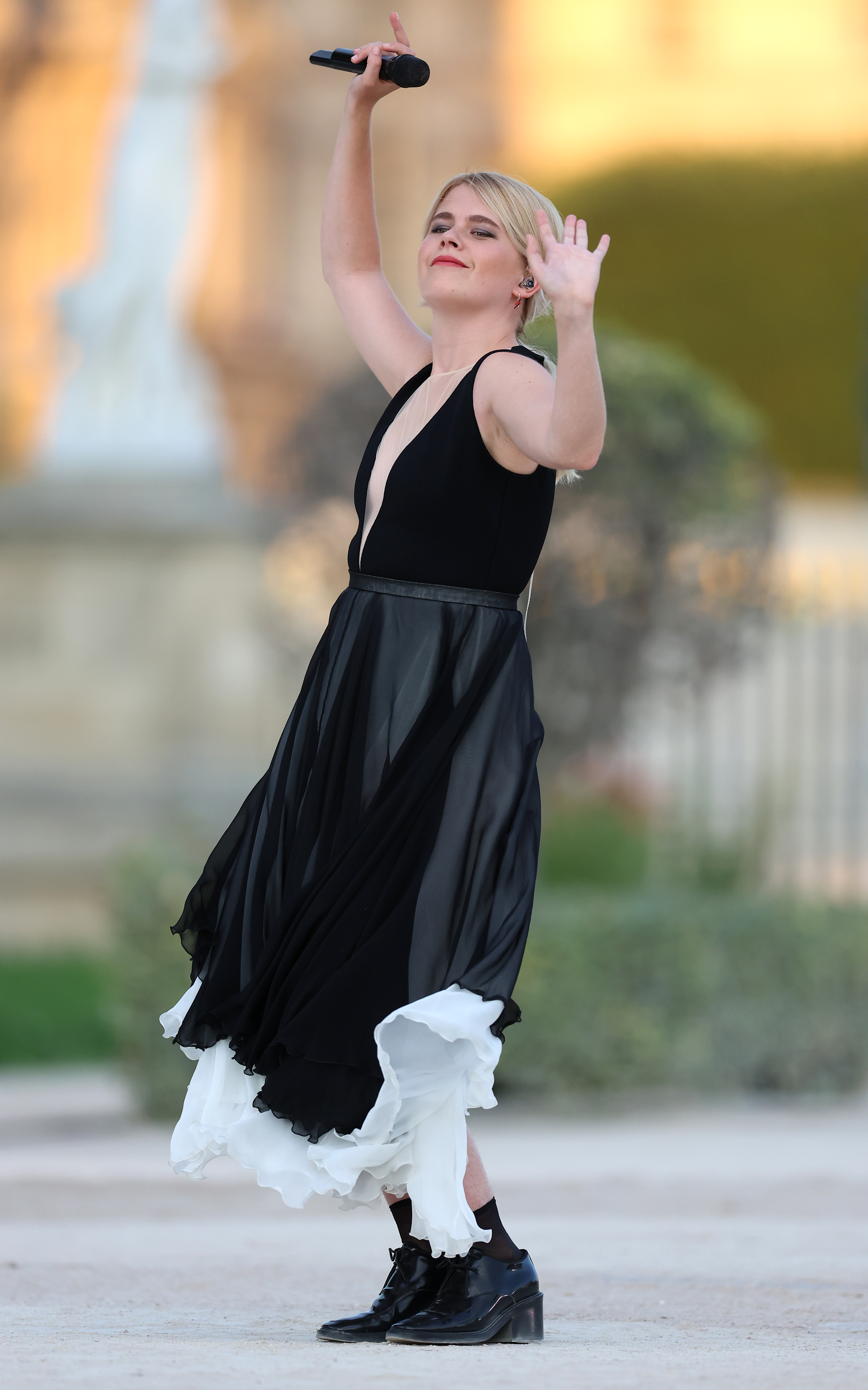 La chanteuse, compositrice et musicienne française Zaho de Sagazan se produit lors de la cérémonie de clôture des Jeux Olympiques de Paris 2024 au Jardin des Tuileries, le 11 août 2024 I Source : Getty Images