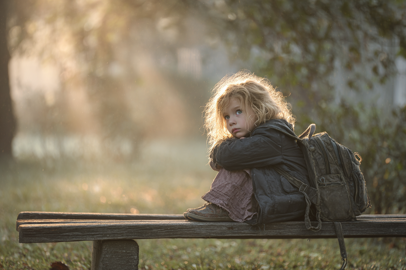 Une fille assise dans un parc | Source : Midjourney