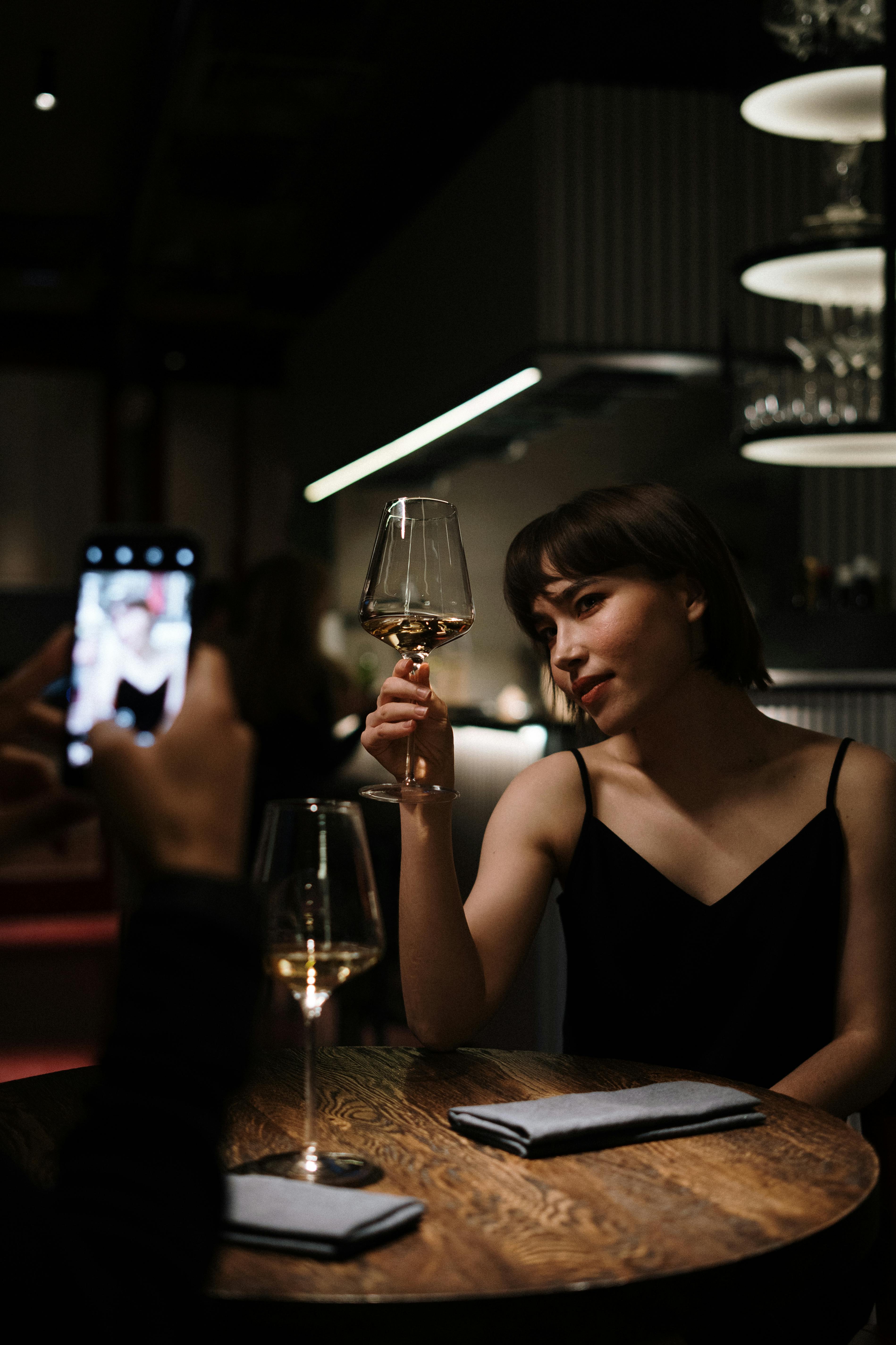 Un couple assis au restaurant | Source : Pexels
