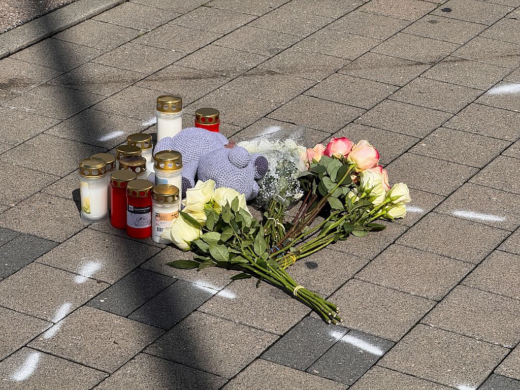 Les gens déposent des fleurs et des bougies sur le lieu de l'incident | Source : Getty Images
