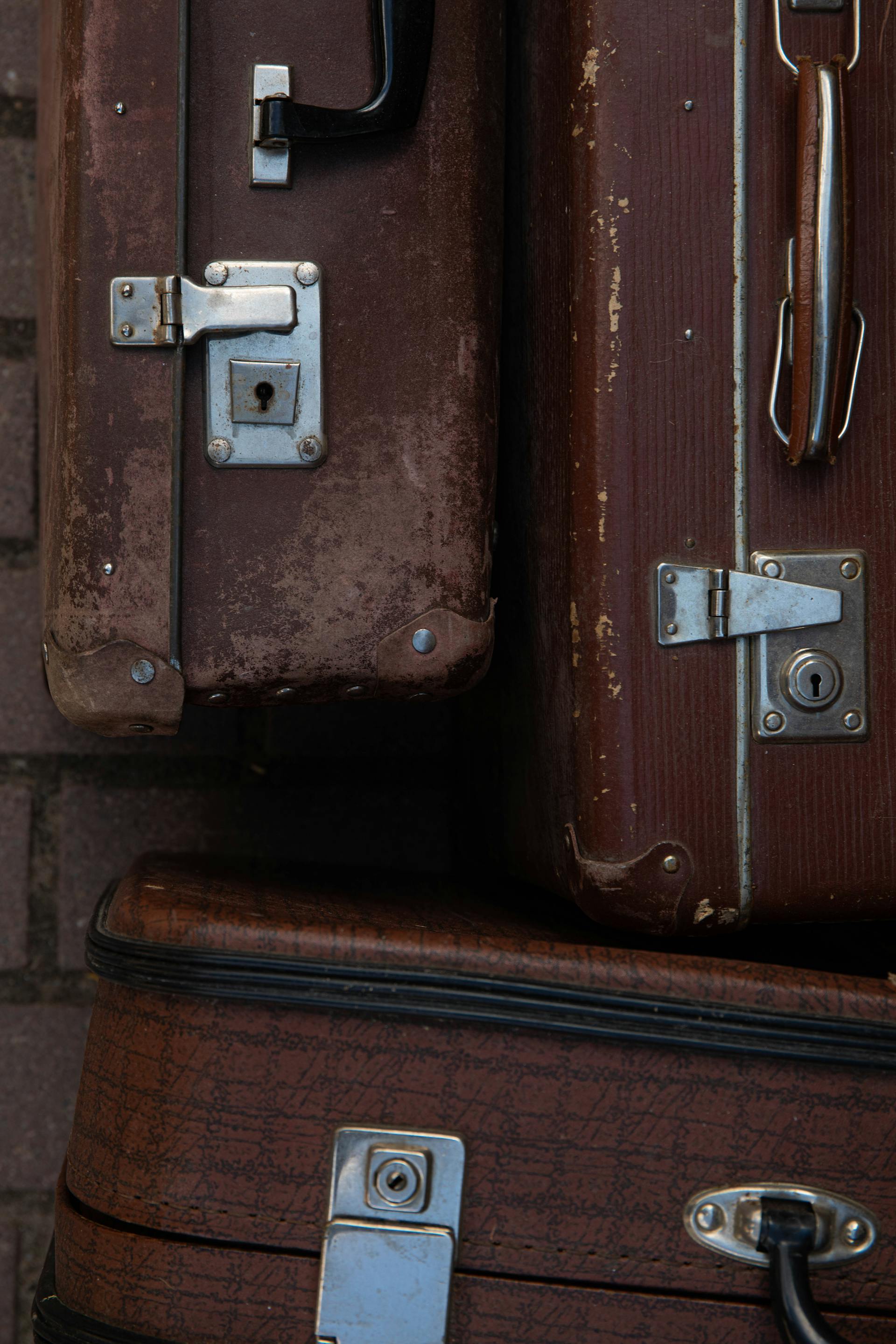 Plusieurs valises anciennes et usées | Source : Pexels